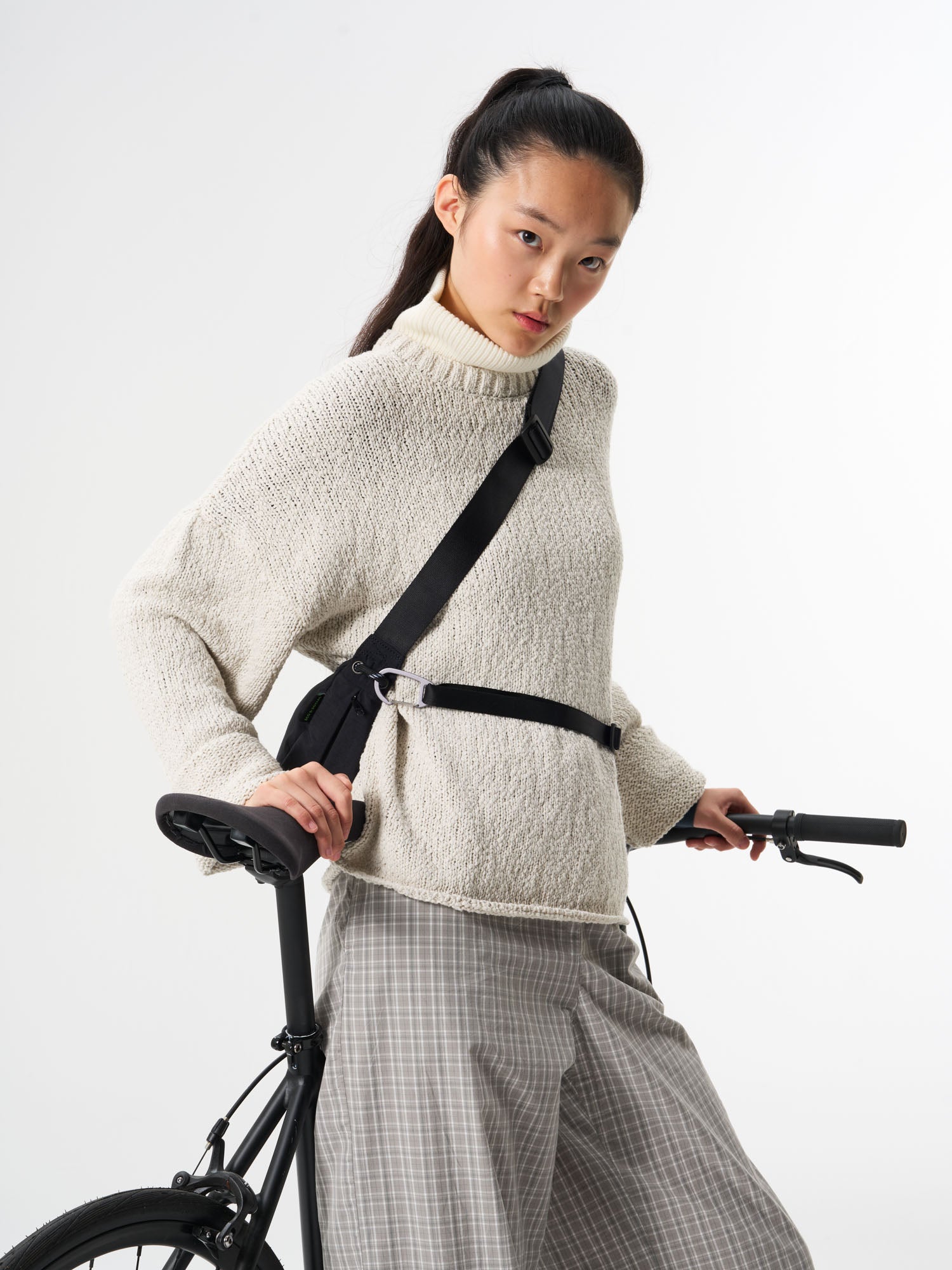 AEVOR-Bike-Sling-Bag-Black-mode-side-details