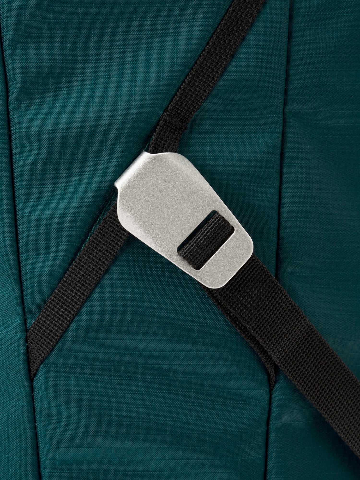 AEVOR-Daypack-Proof-Evergreen-closeup-details