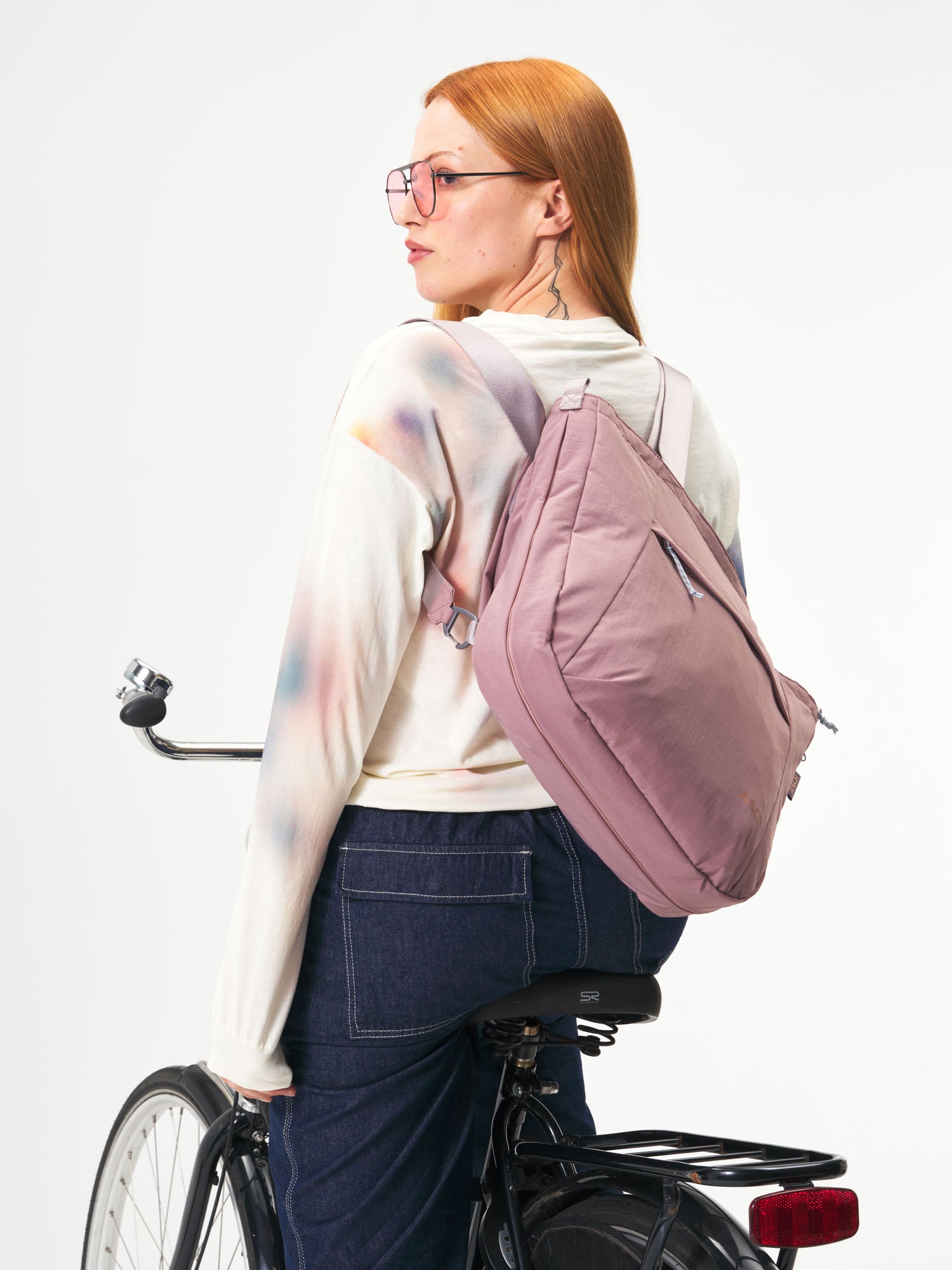 AEVOR-Bike-Shopper-Rosewood-model-female-front
