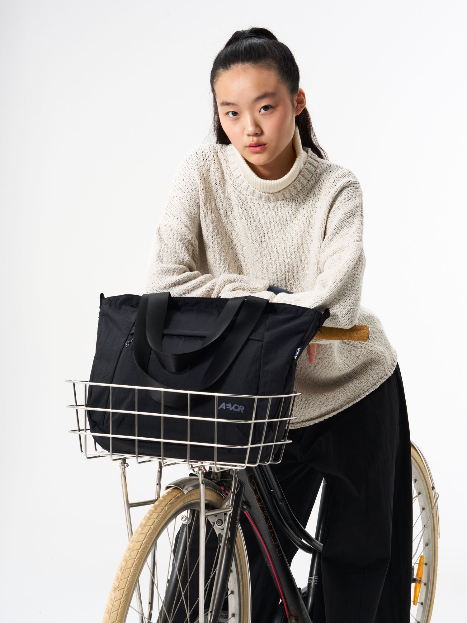 AEVOR-Bike-Shopper-Black-model-front-details