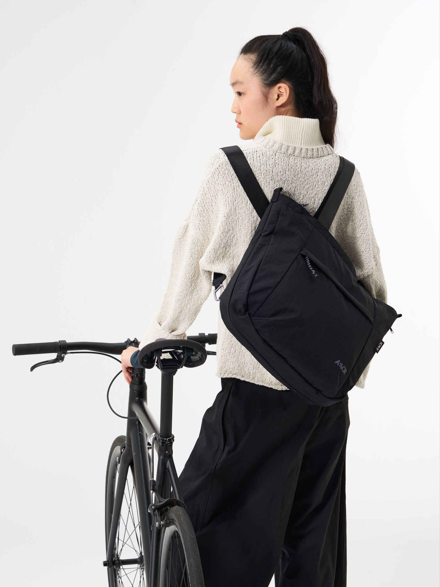 AEVOR-Bike-Shopper-Black-model-front-details