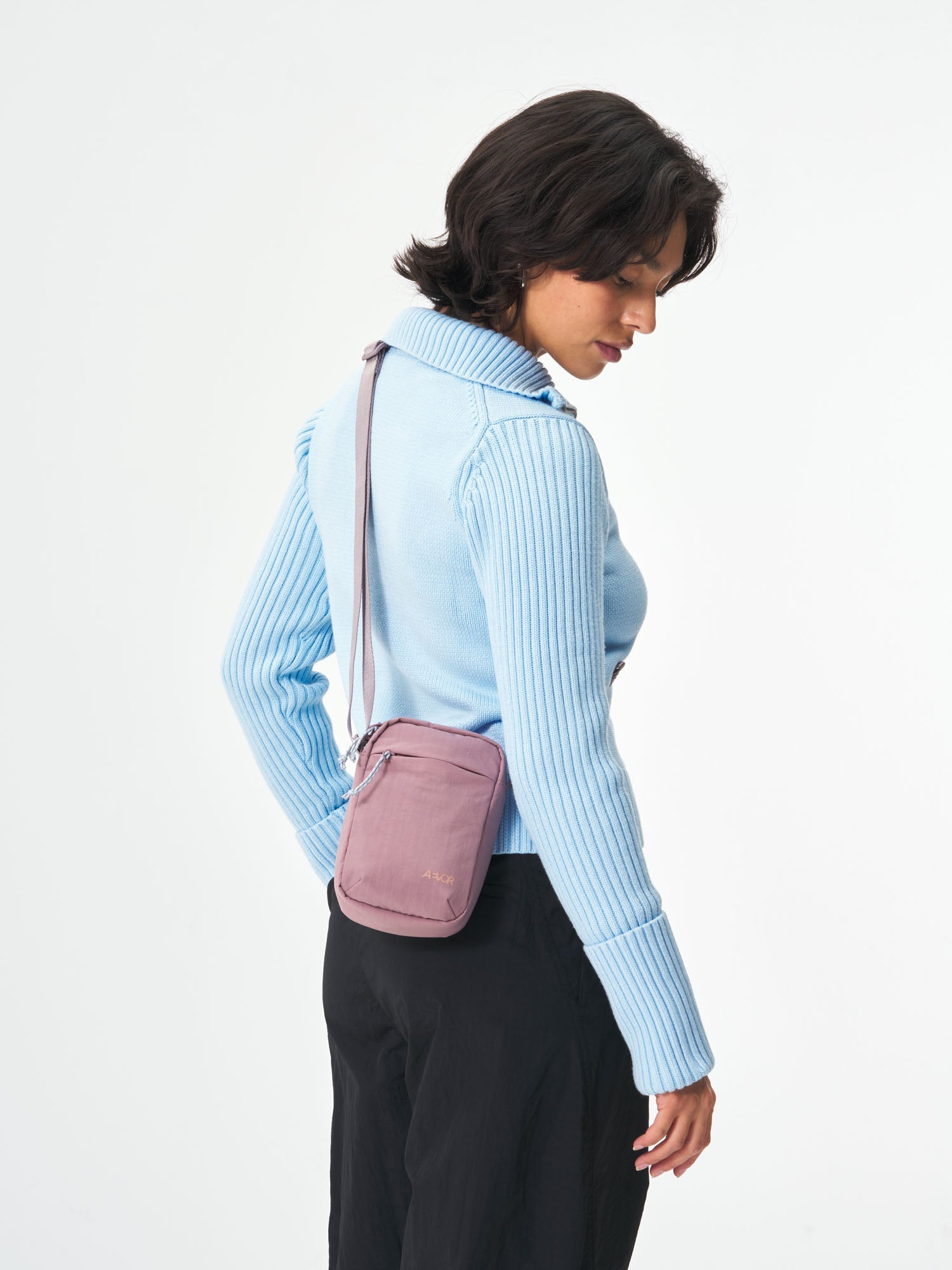 AEVOR-Easy-Ride-Pouch-Rosewood-model-female-front