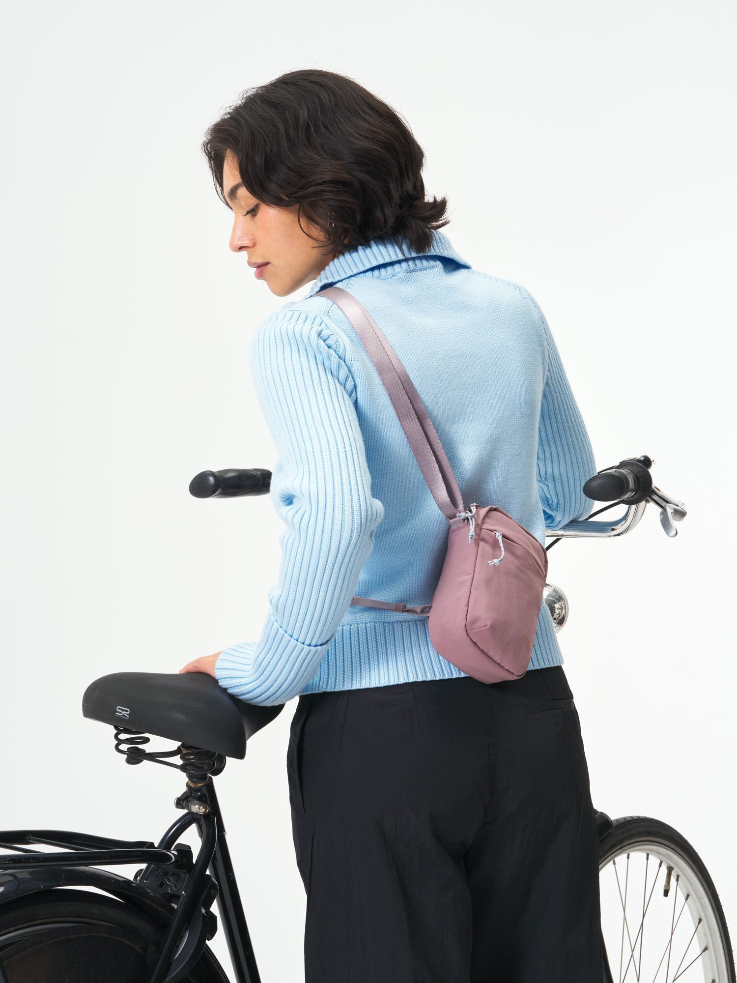 AEVOR-Easy-Ride-Pouch-Rosewood-model-female-front