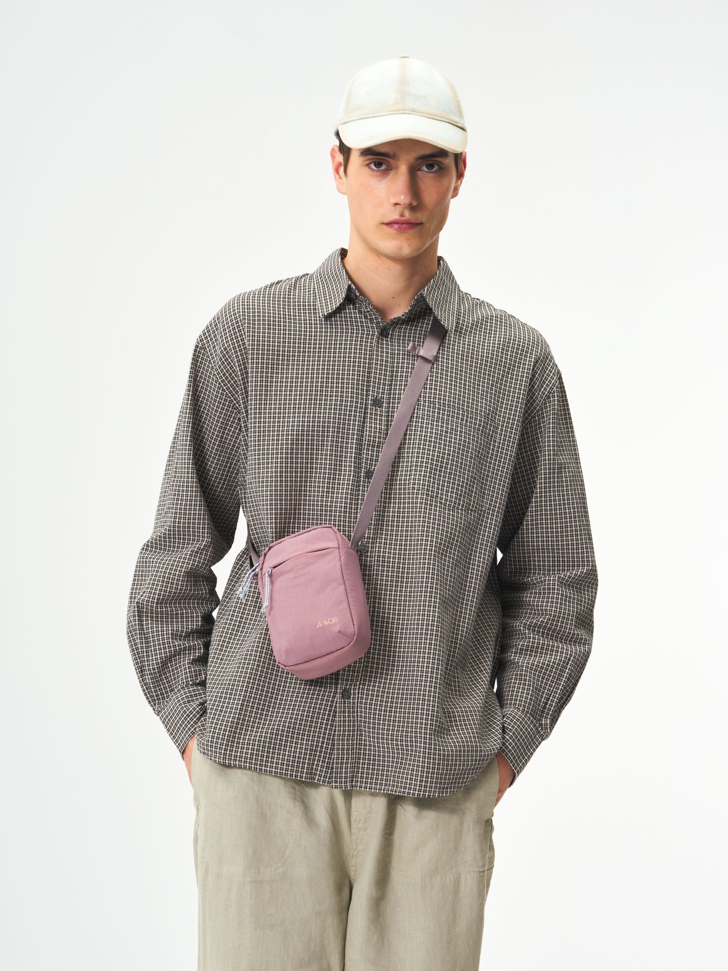 AEVOR-Easy-Ride-Pouch-Rosewood-model-male-front