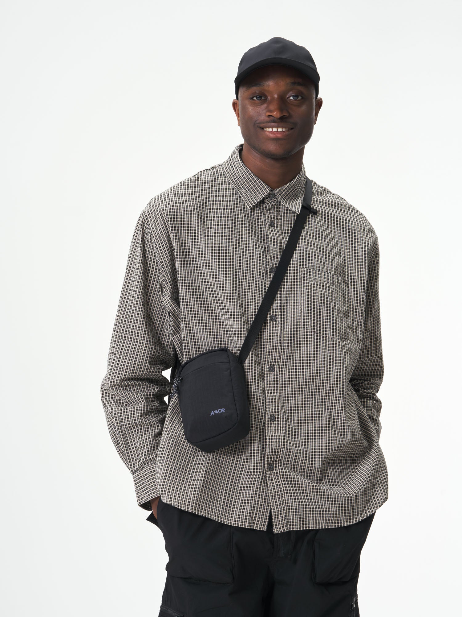 AEVOR-Easy-Ride-Pouch-Black-model-male-front