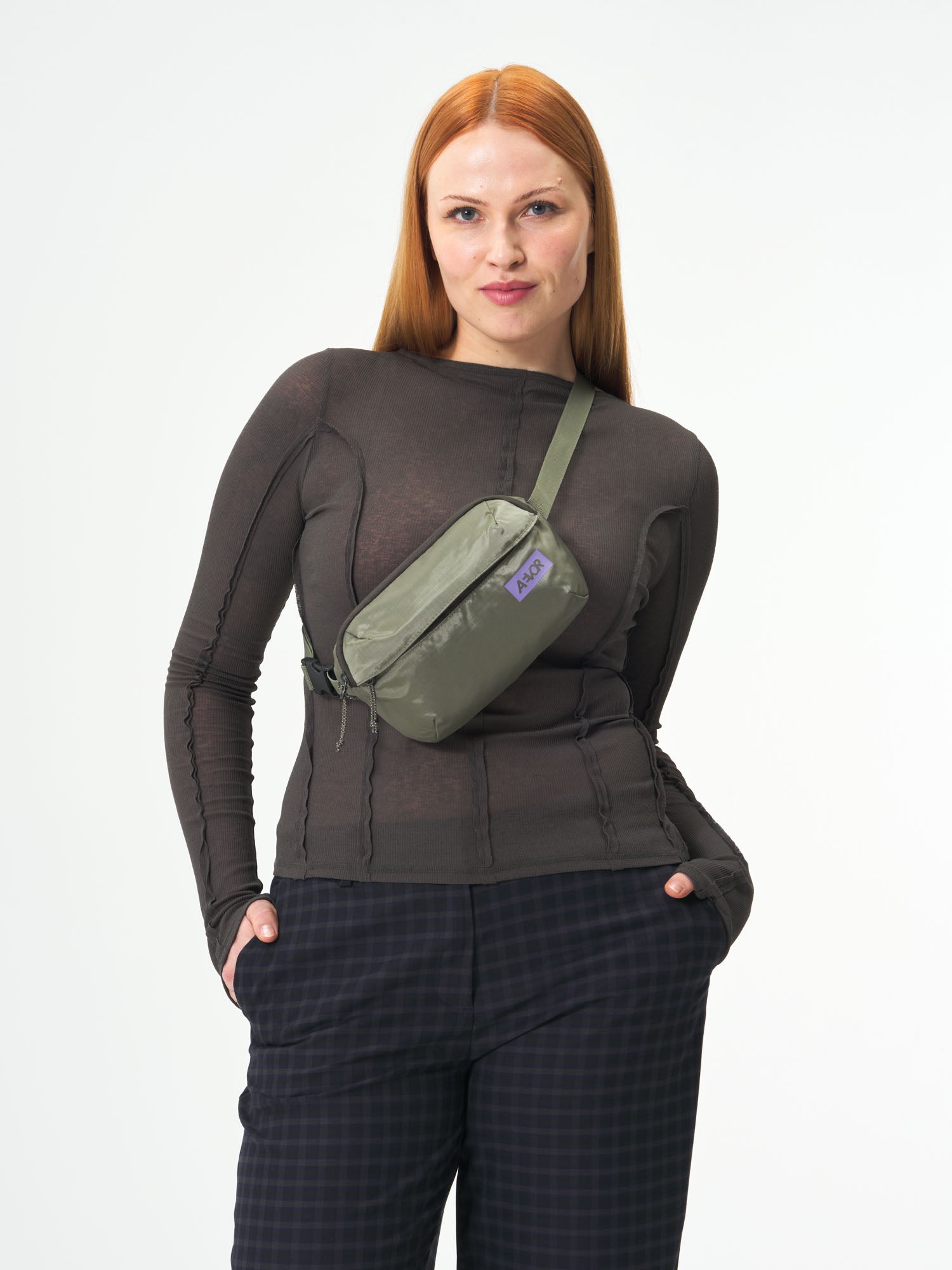 AEVOR-Hip-Bag-Ease-Ripstop-Violett-Sage-model-female-front