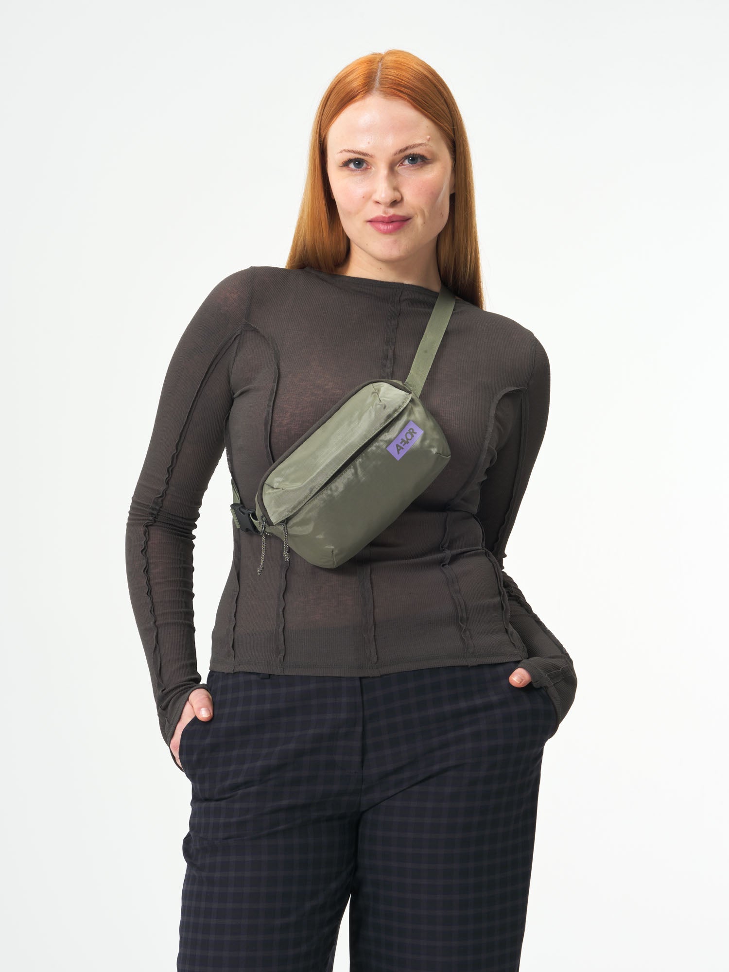 AEVOR-Hip-Bag-Ease-Ripstop-Violett-Sage-model-female-front