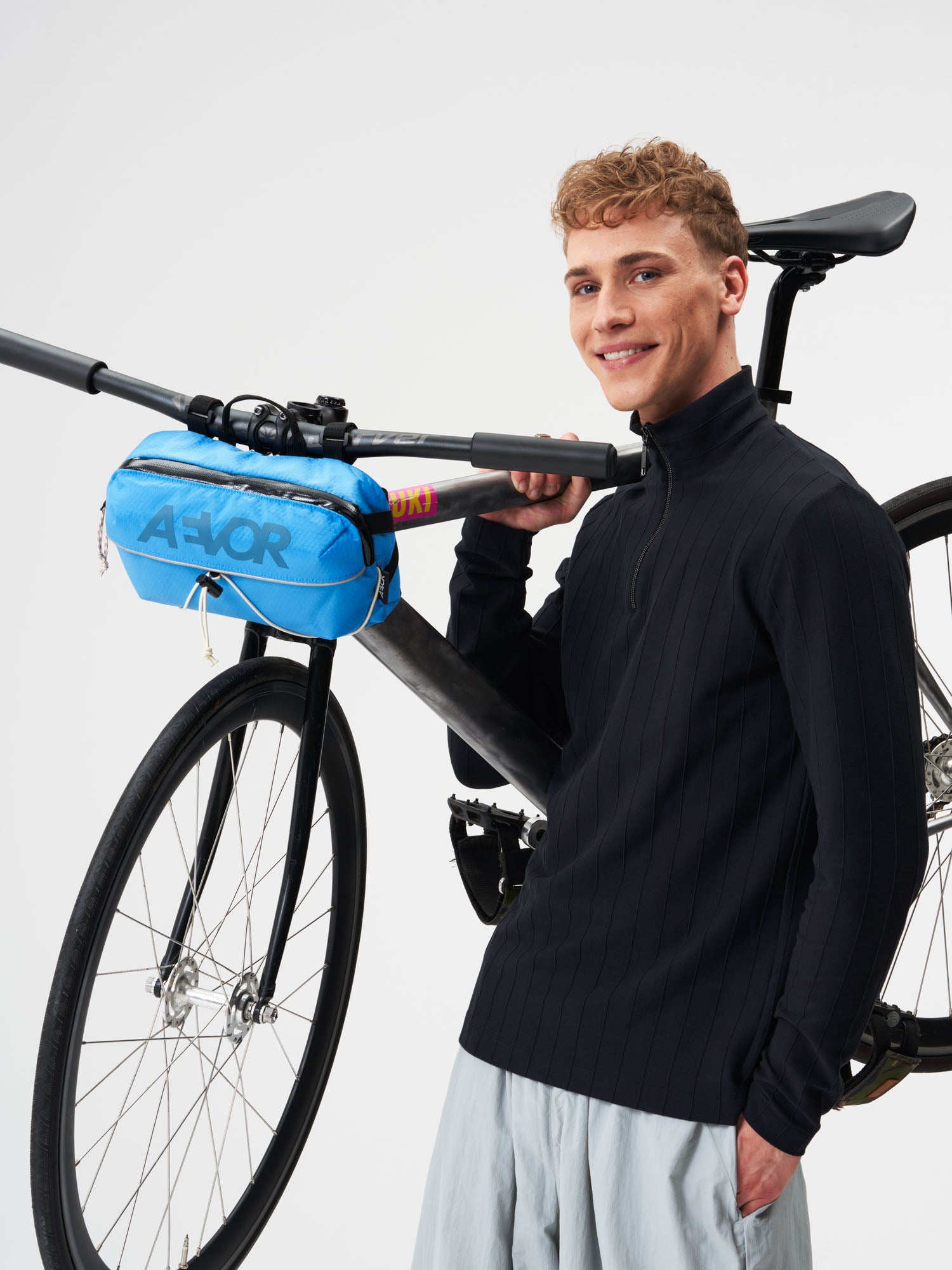 AEVOR-Bar-Bag-Proof-Retro-Blue-model-male-front-details