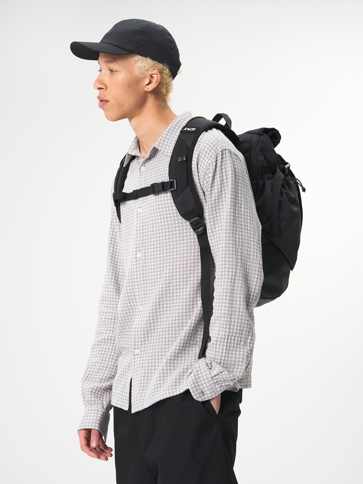 AEVOR-Rollpack-Proof-Black-model-side