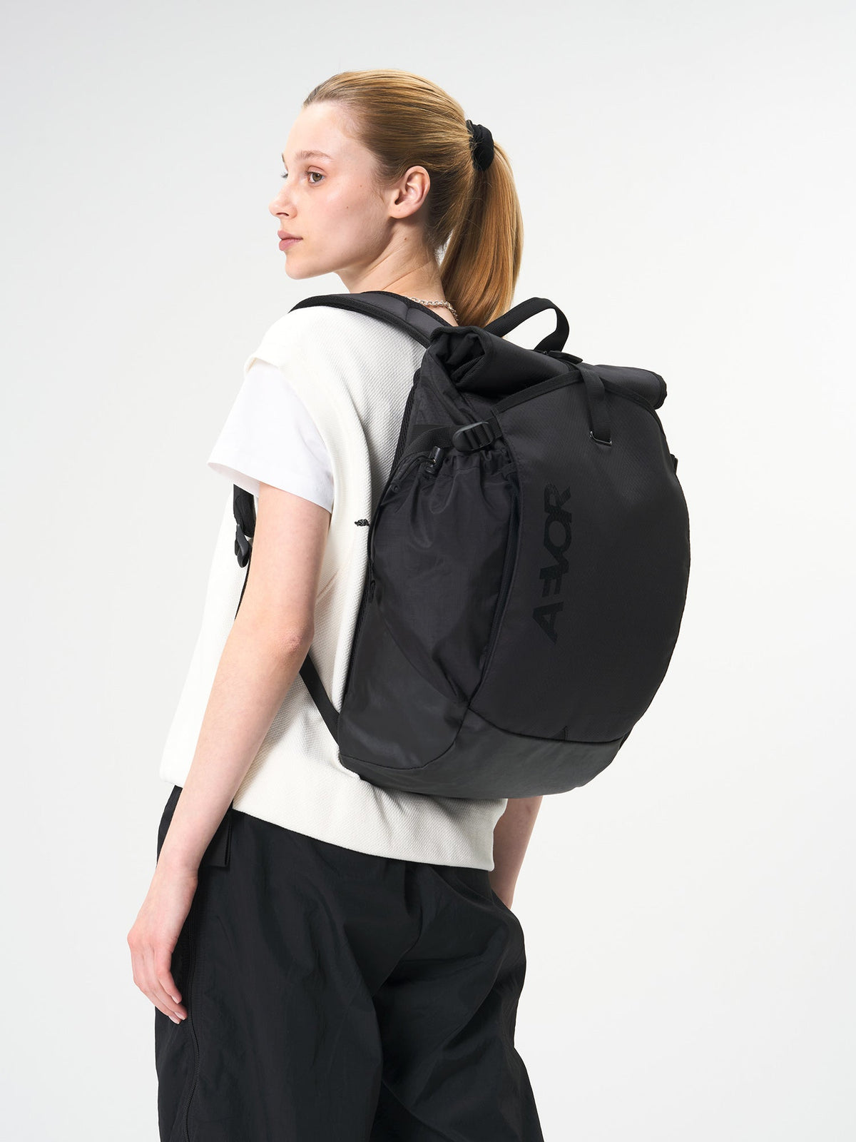 AEVOR-Rollpack-Proof-Black-model-front