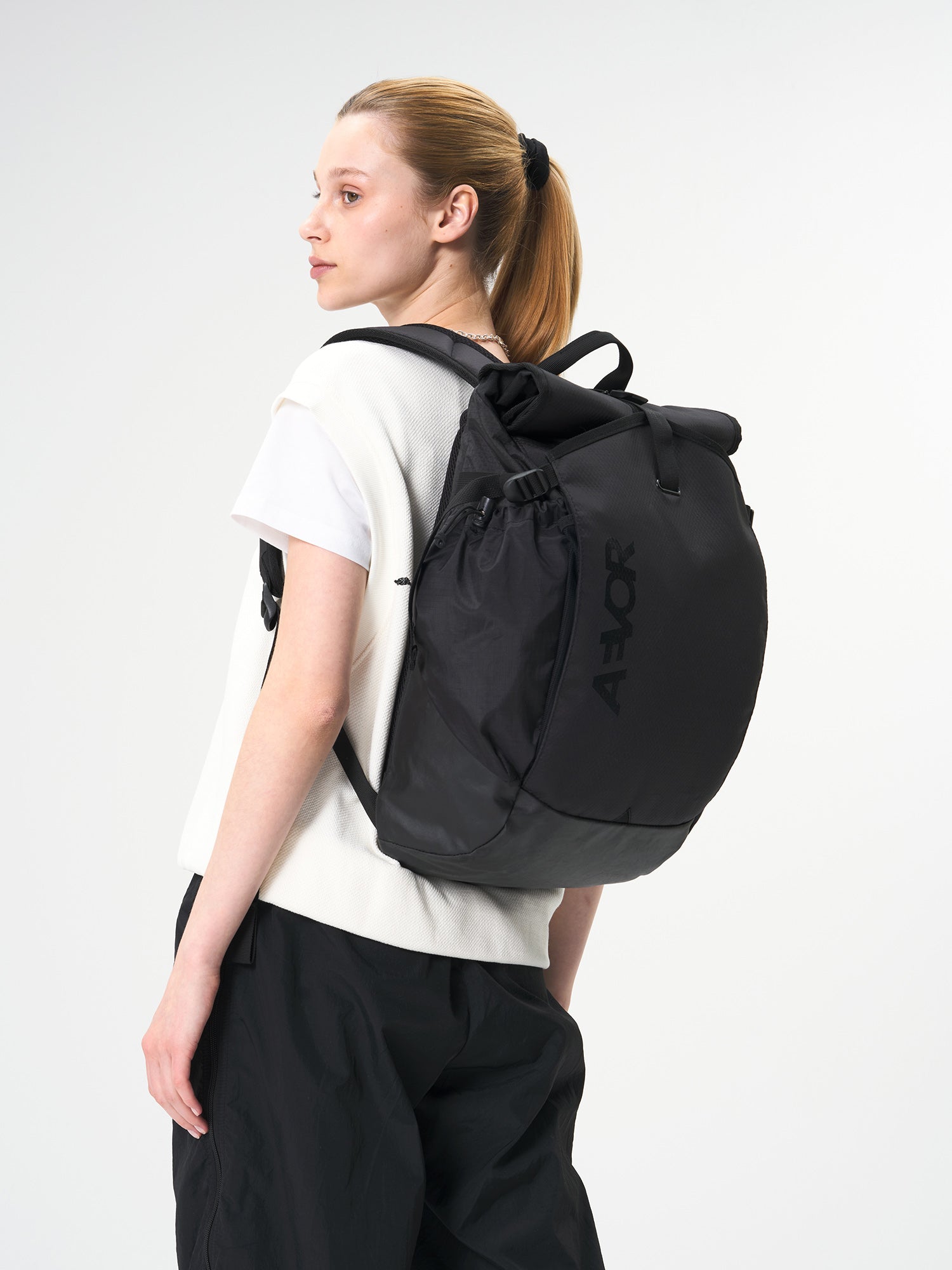 AEVOR-Rollpack-Proof-Black-model-front