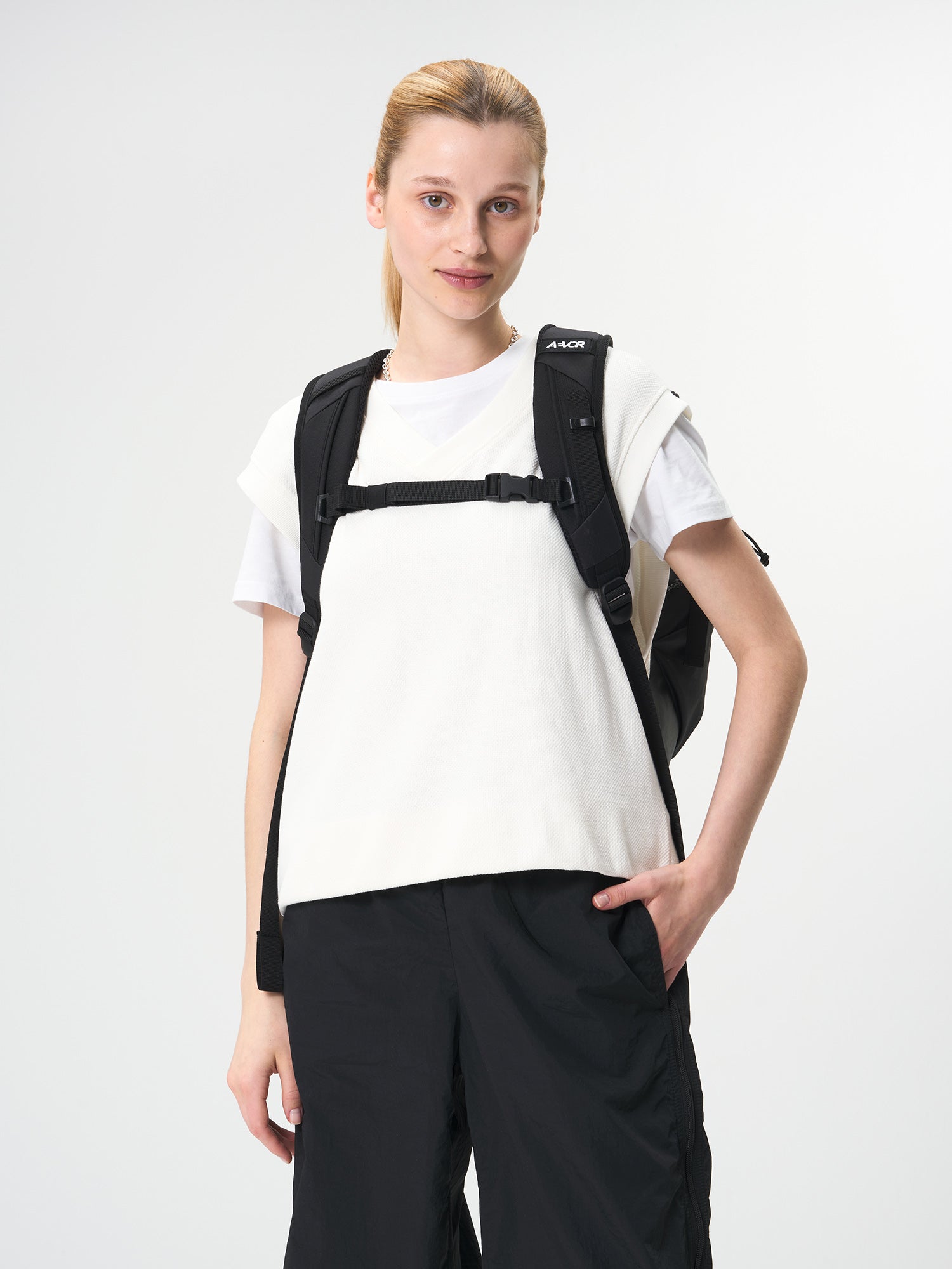 AEVOR-Rollpack-Proof-Black-model-back