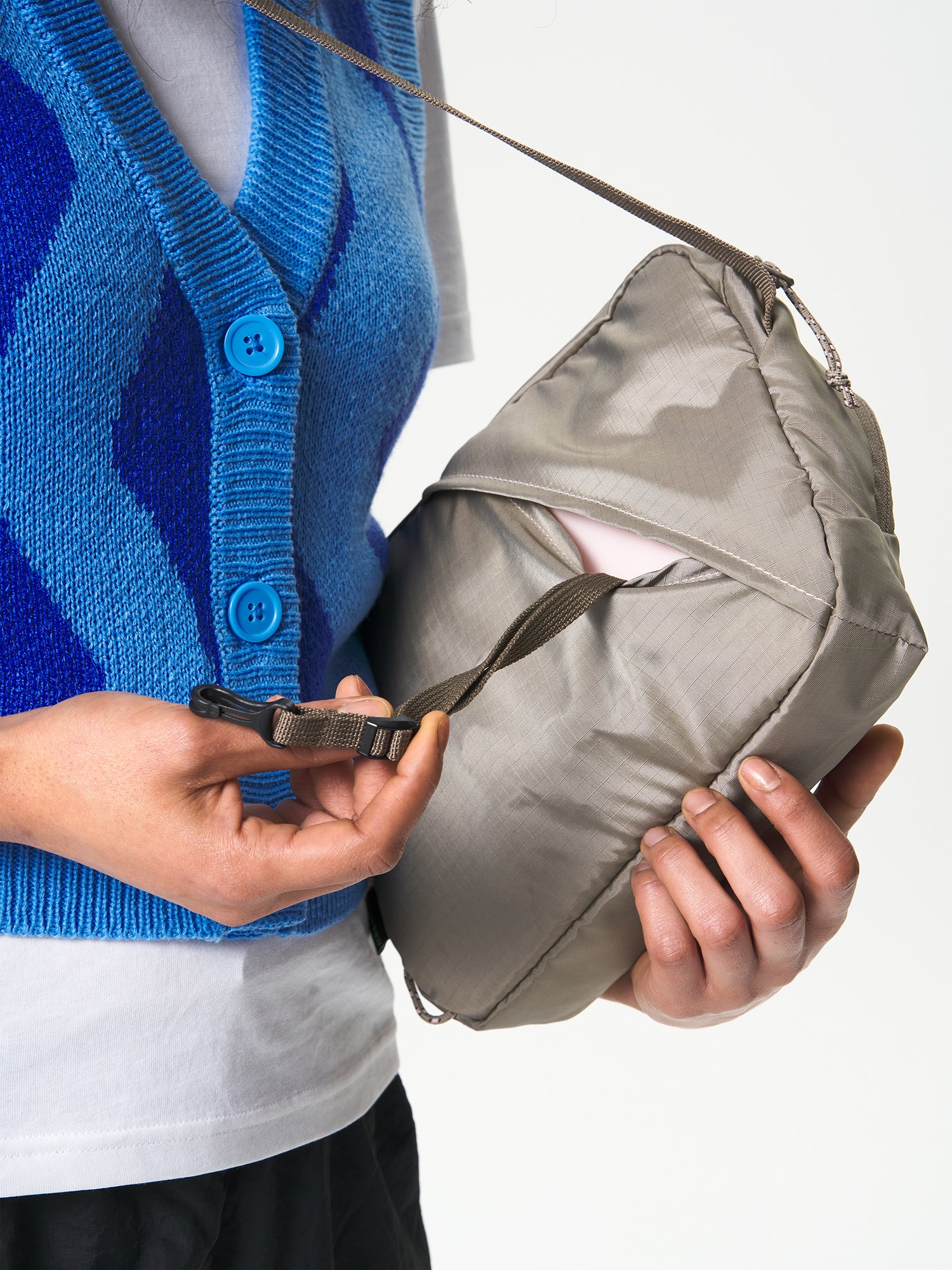 AEVOR-Sacoche-Bag-Ripstop-Oakwood-back-details