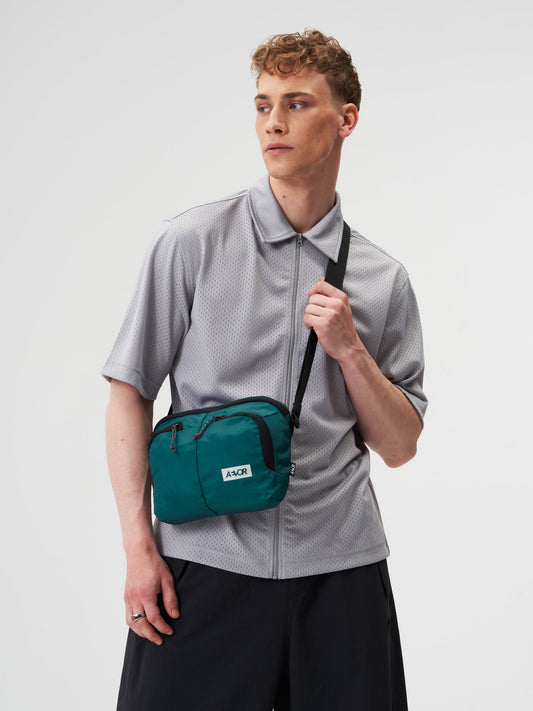 AEVOR-Sacoche-Bag-Ripstop-Evergreen-model-male-front