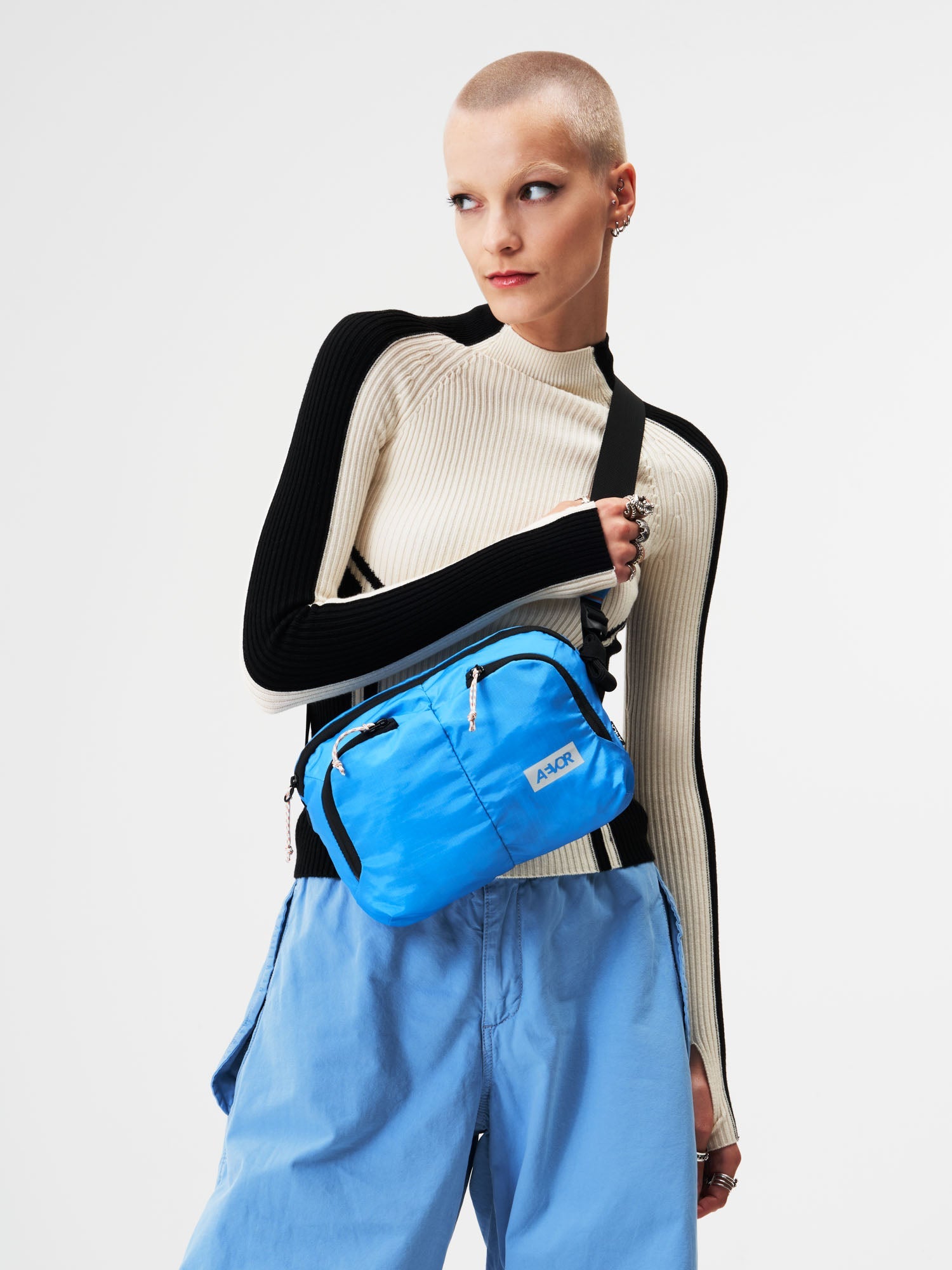 AEVOR-Sacoche-Bag-Ripstop-Retro-Blue-model-female-front
