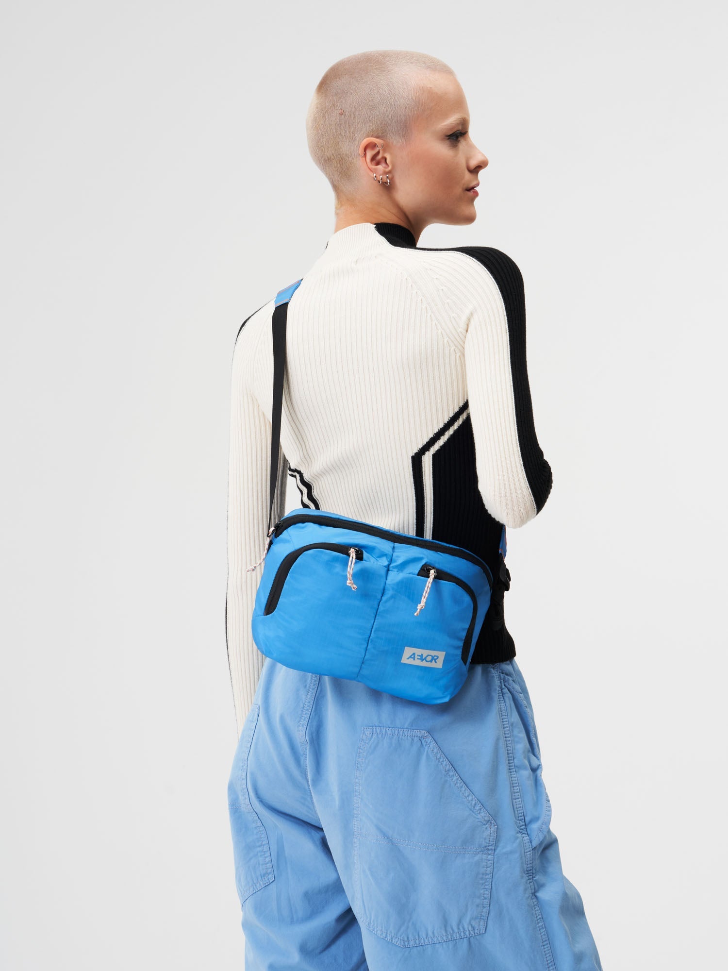 AEVOR-Sacoche-Bag-Ripstop-Retro-Blue-model-female-front