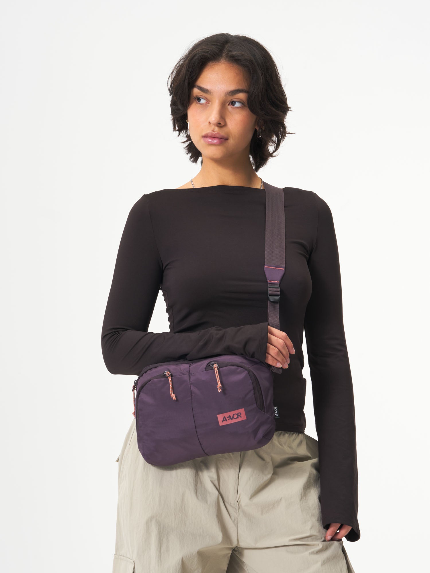 AEVOR-Sacoche-Bag-Ripstop-Oxy-Purple-model-female-front