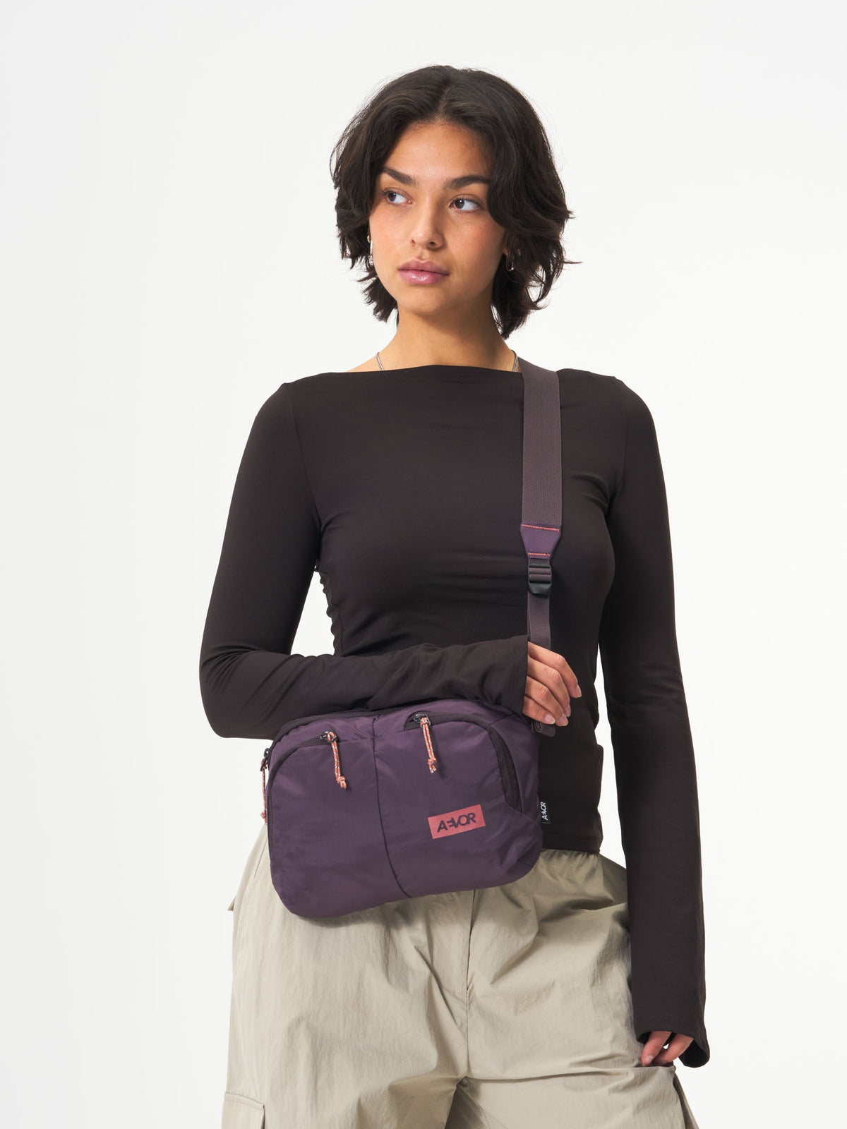 AEVOR-Sacoche-Bag-Ripstop-Oxy-Purple-model-female-front