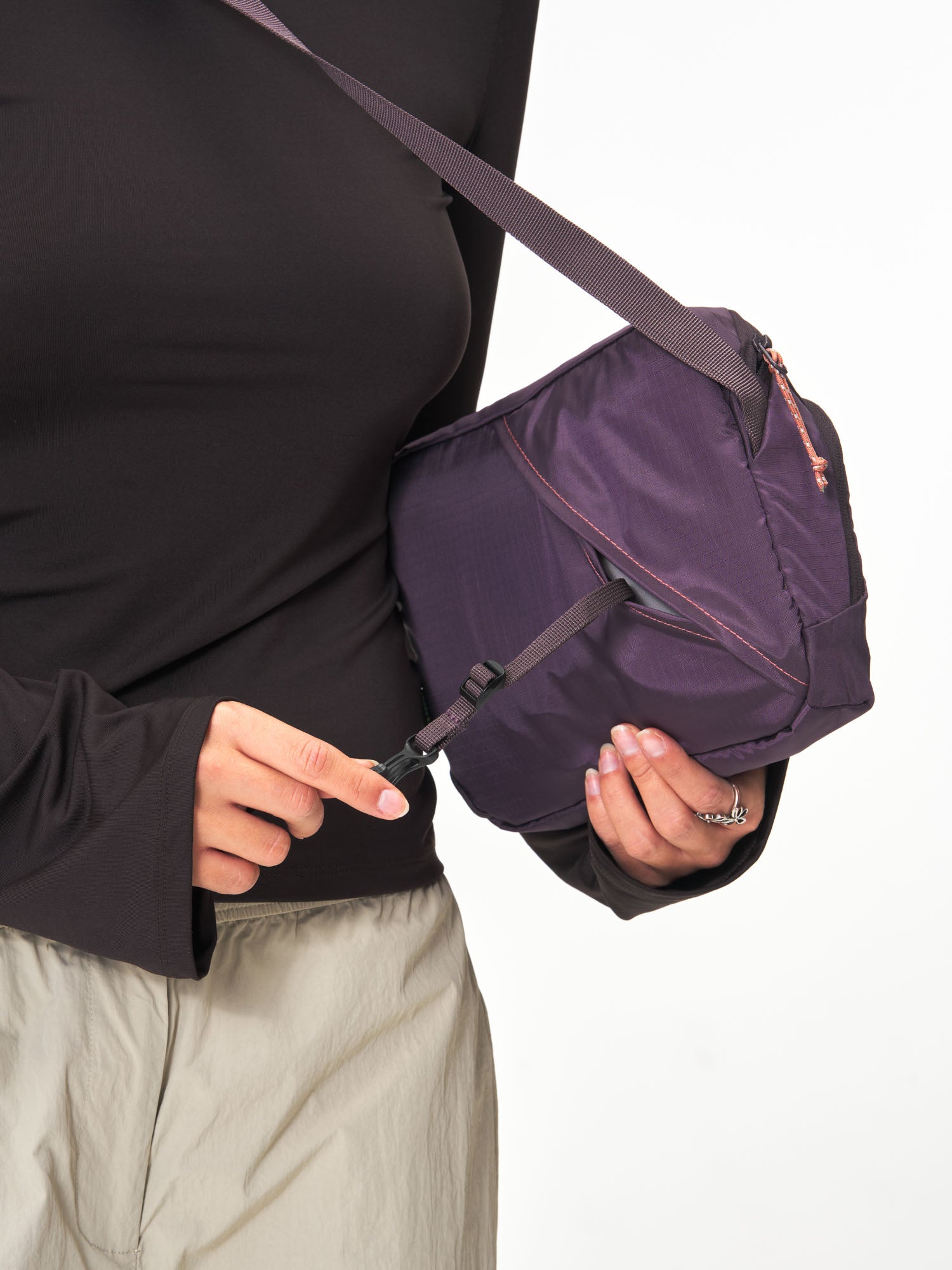 AEVOR-Sacoche-Bag-Ripstop-Oxy-Purple-model-female-back-details