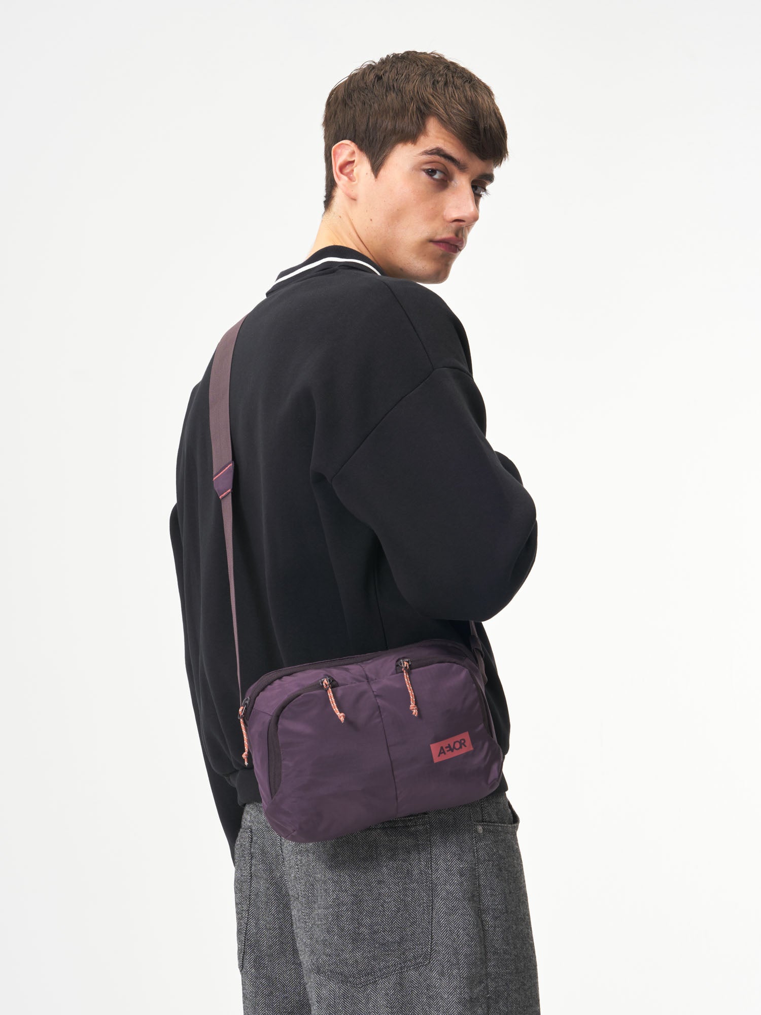 AEVOR-Sacoche-Bag-Ripstop-Oxy-Purple-model-male-front