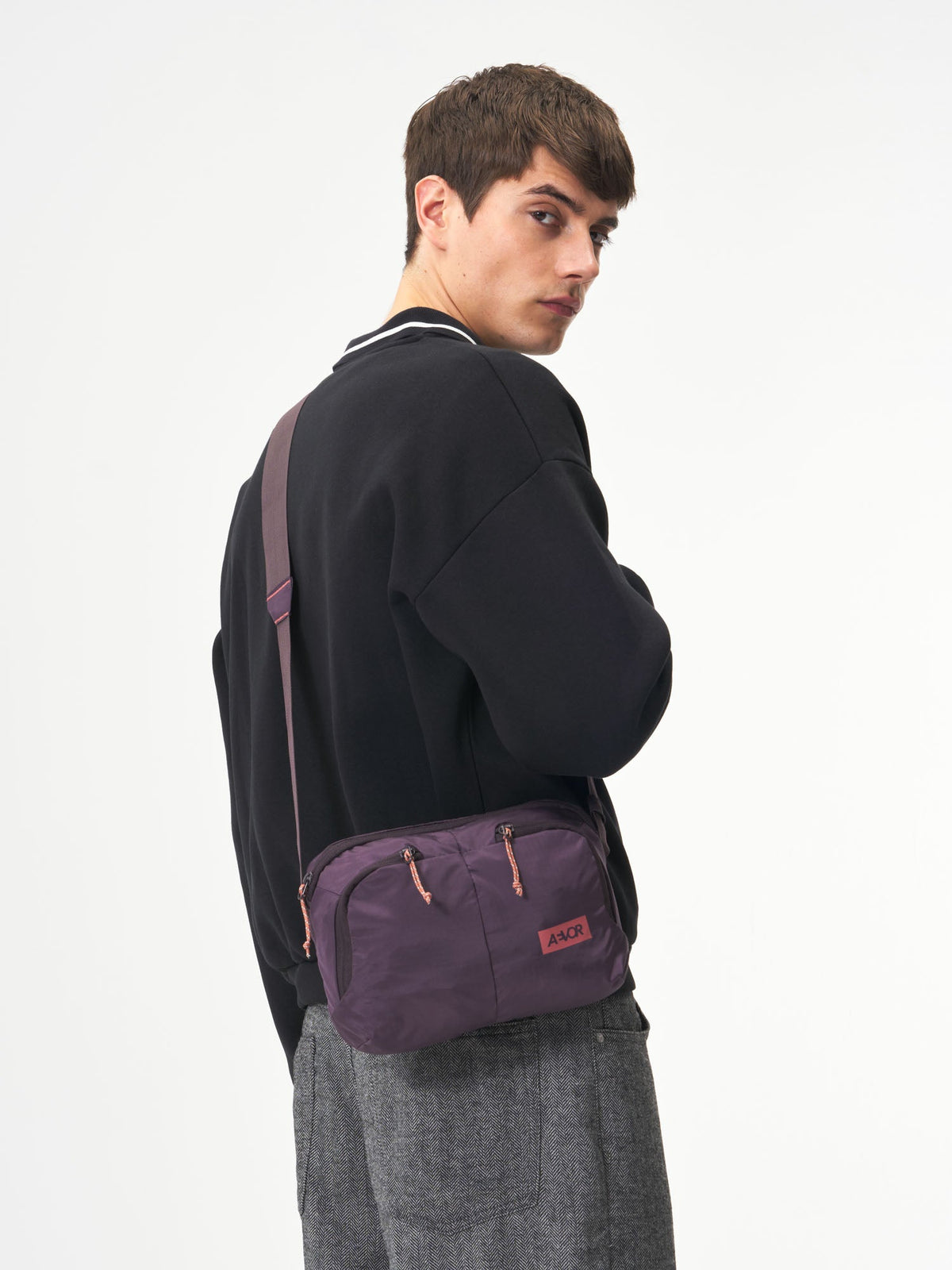 AEVOR-Sacoche-Bag-Ripstop-Oxy-Purple-model-male-front