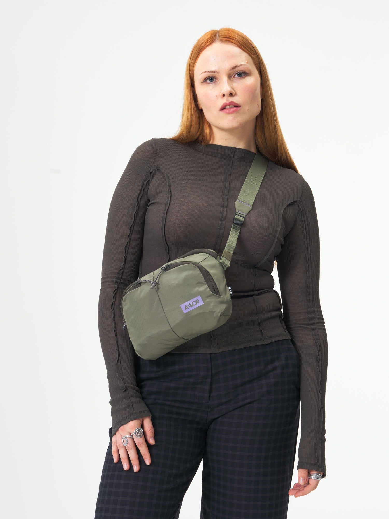 AEVOR-Sacoche-Bag-Ripstop-Violett-Sage-model-female-front