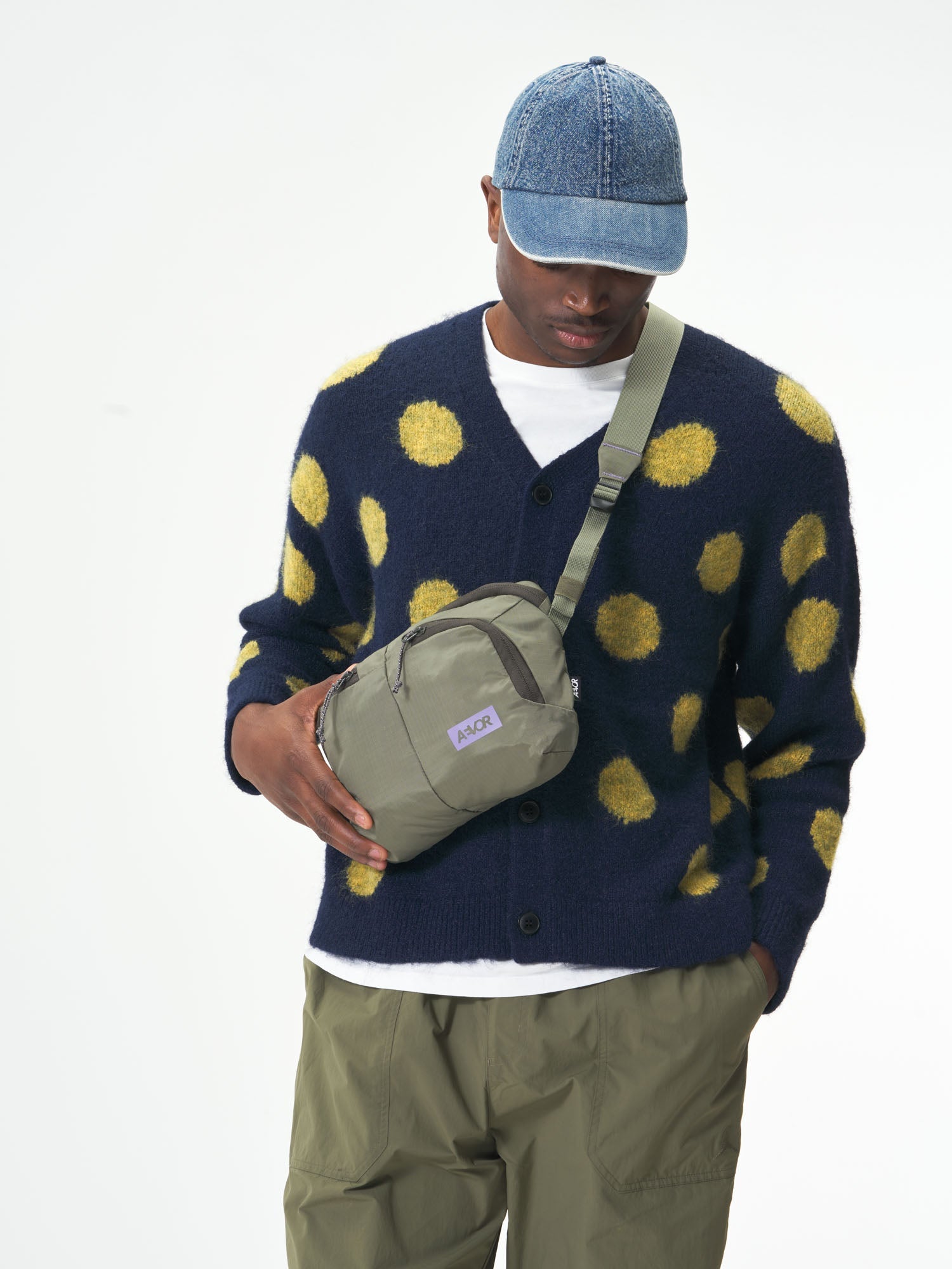AEVOR-Sacoche-Bag-Ripstop-Violett-Sage-model-male-front