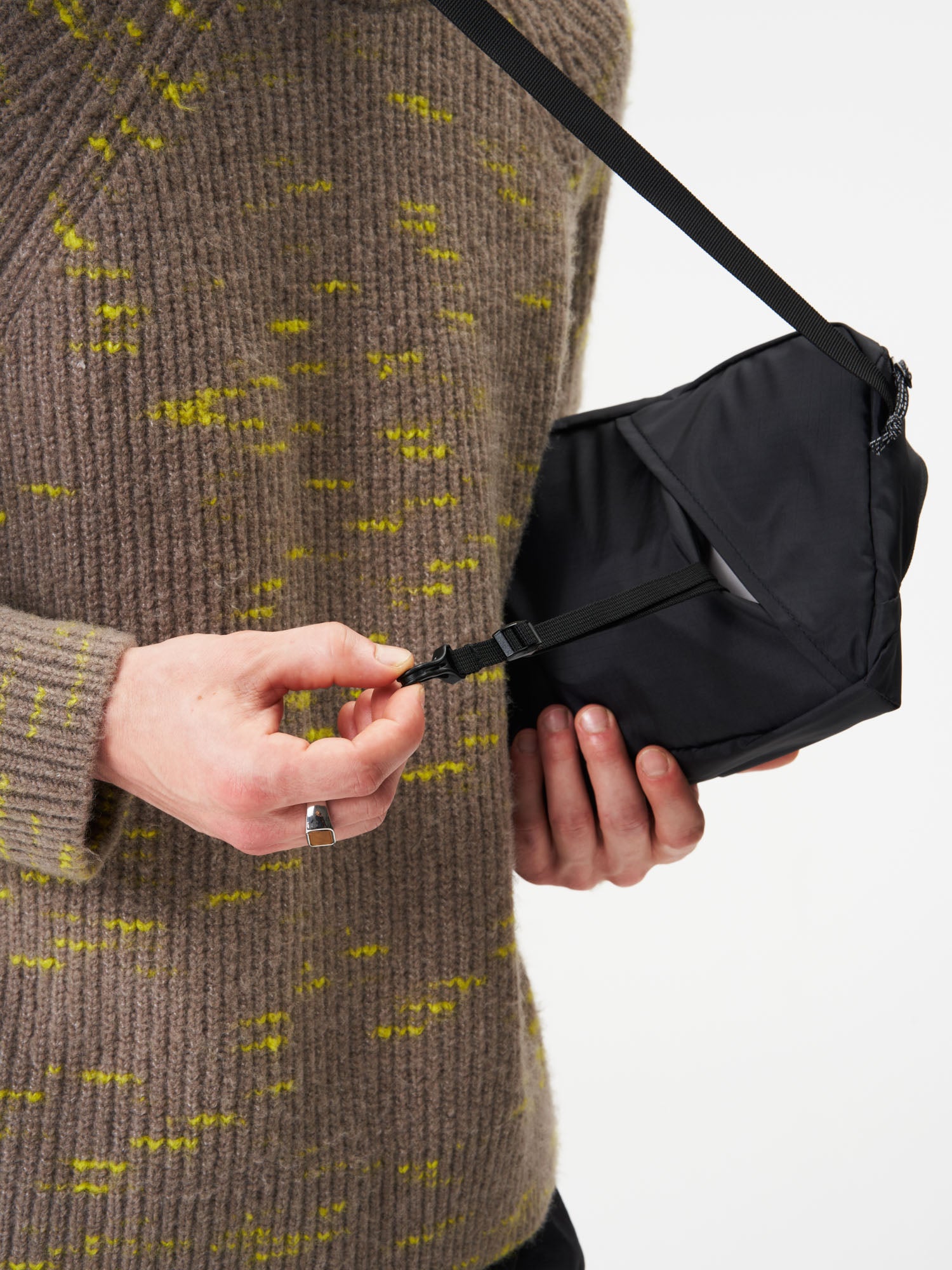 AEVOR-Sacoche-Bag-Ripstop-Black-model-male-back-details