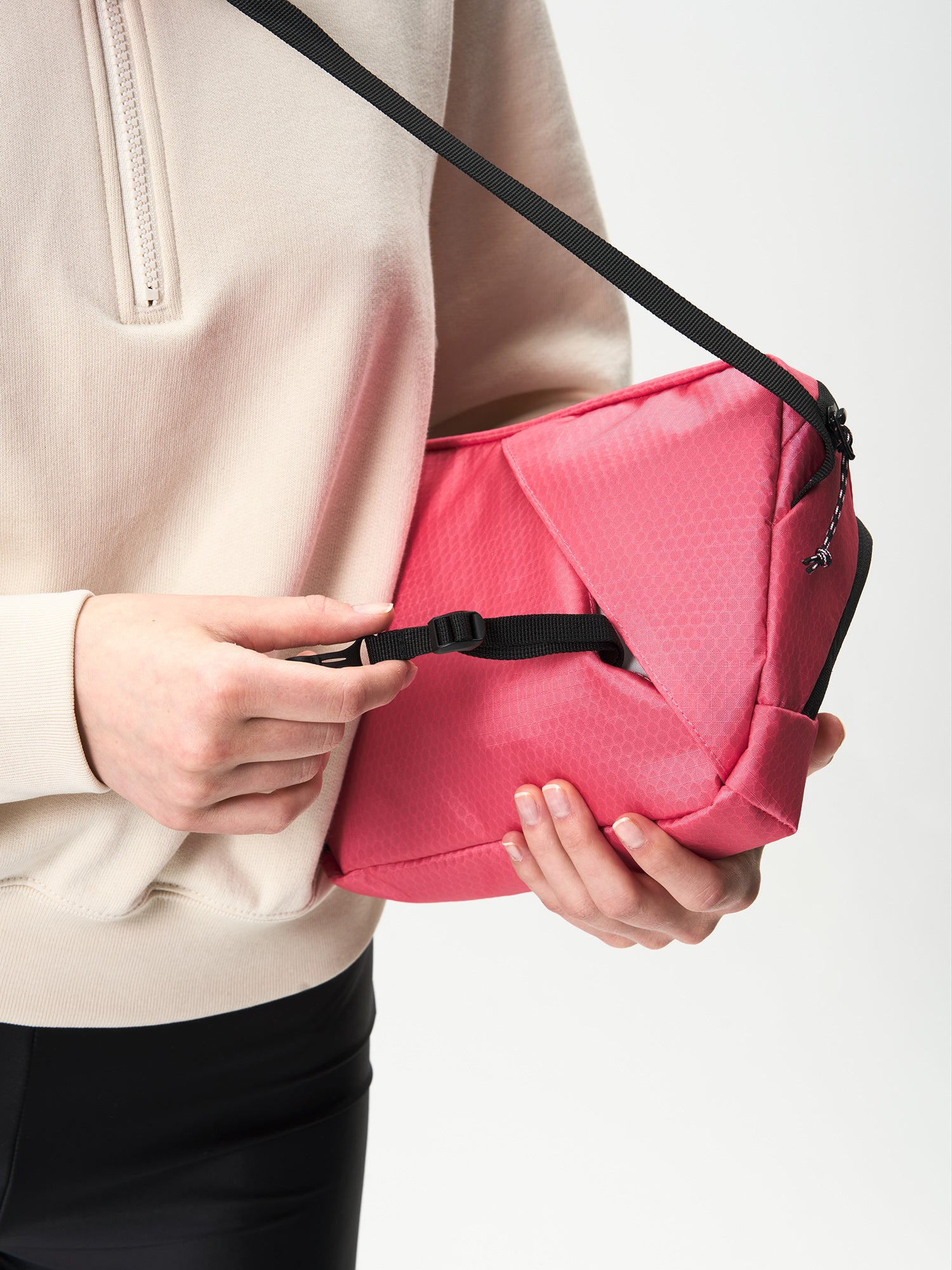 AEVOR-Sacoche-Bag-Proof-Pink-Flash-back-details