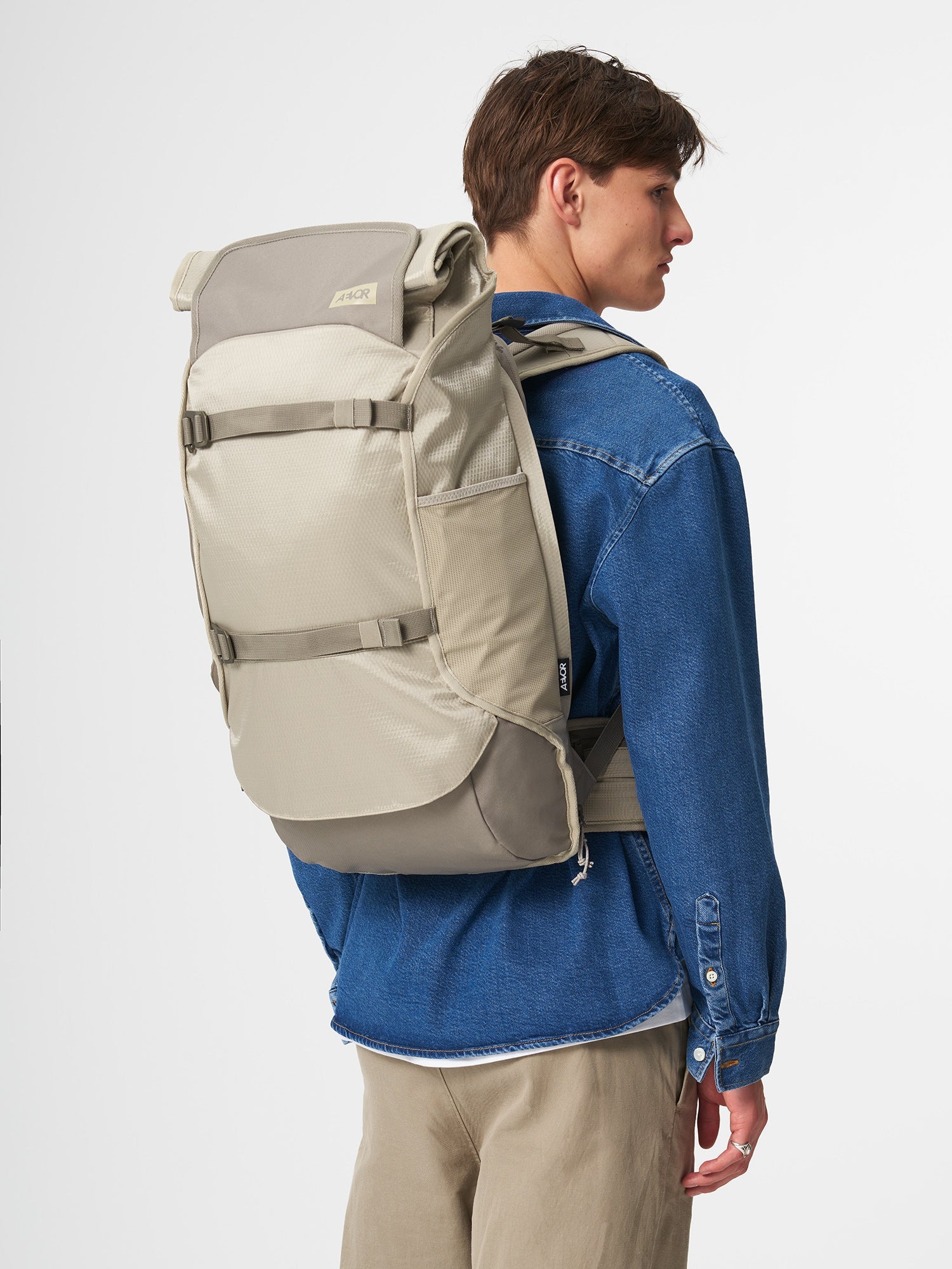 AEVOR-Travel-Pack-Proof-Venus-model-front