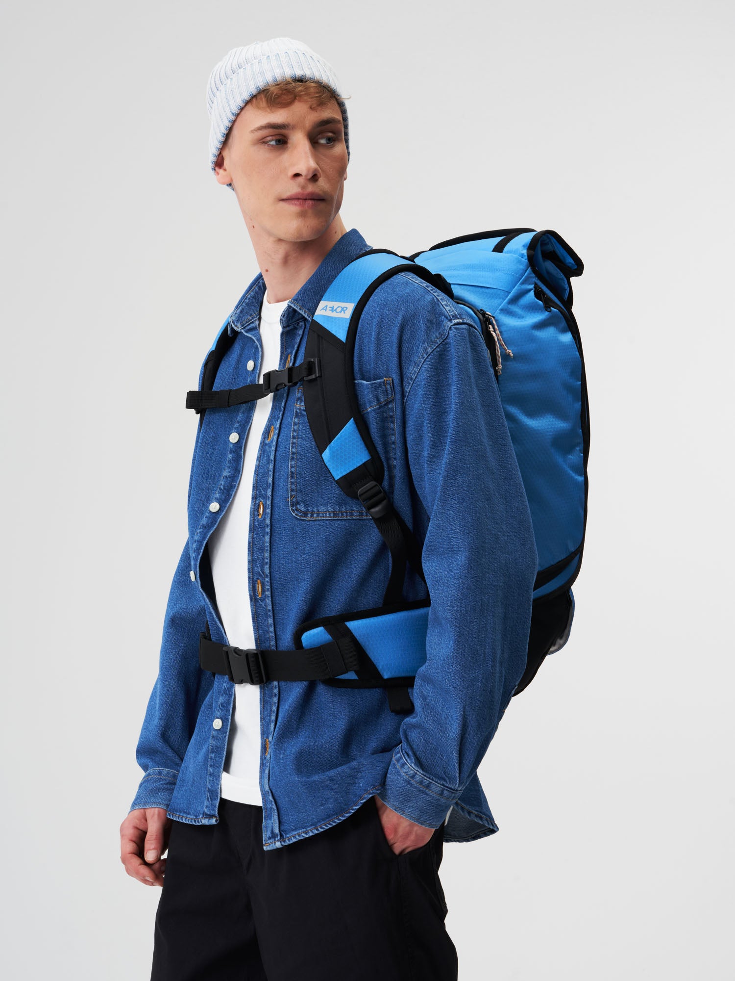 AEVOR-Travel-Pack-Proof-Retro-Blue-mofel-male-side