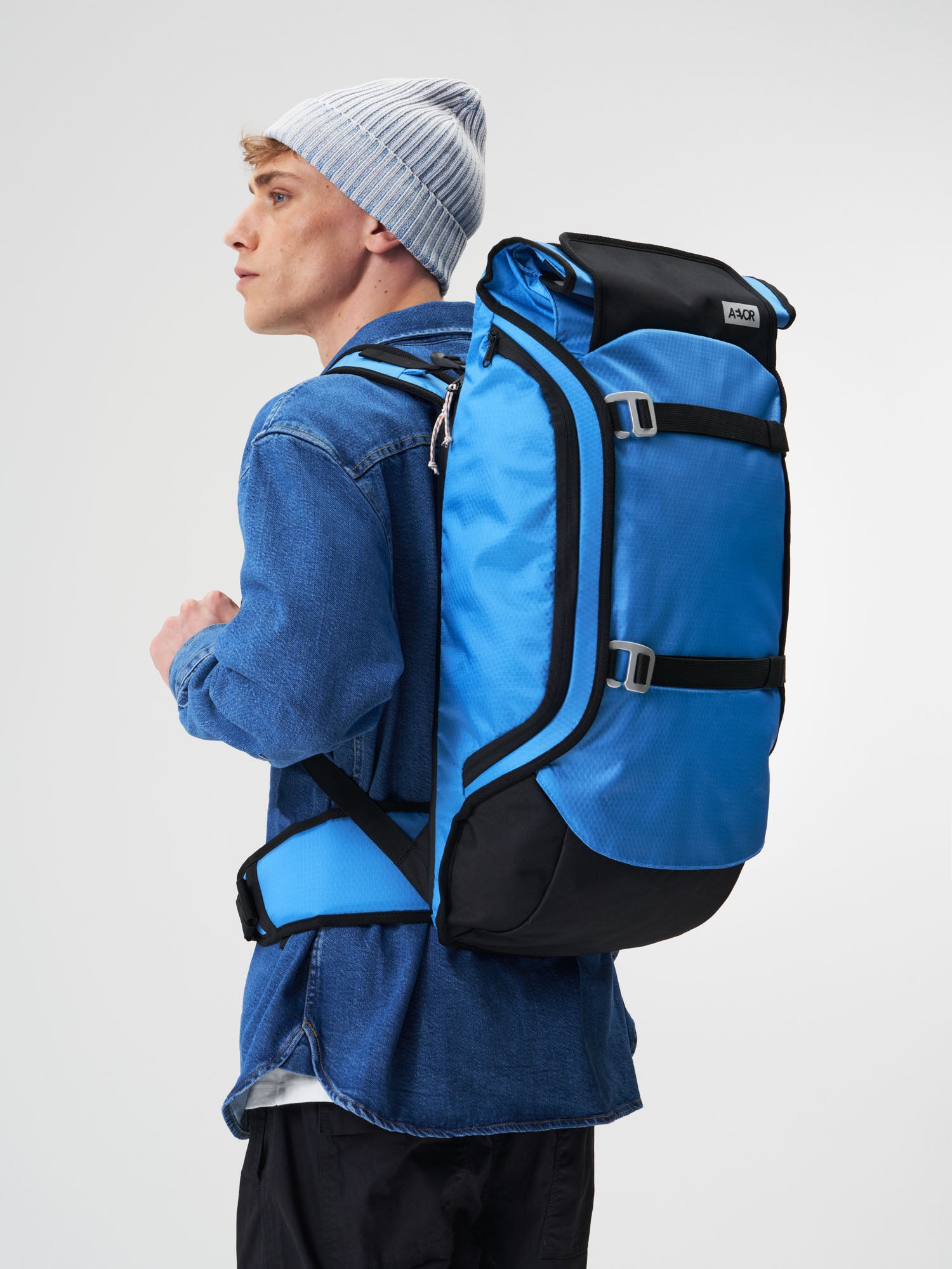 AEVOR-Travel-Pack-Proof-Retro-Blue-model-malr-front
