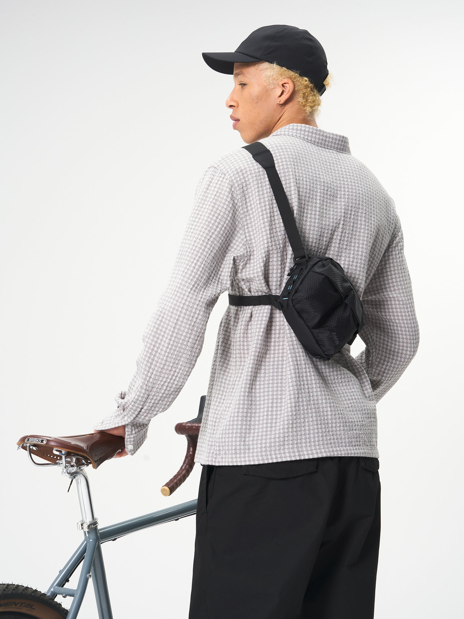 AEVOR-UT-Pouch-Utility-Black-model-front