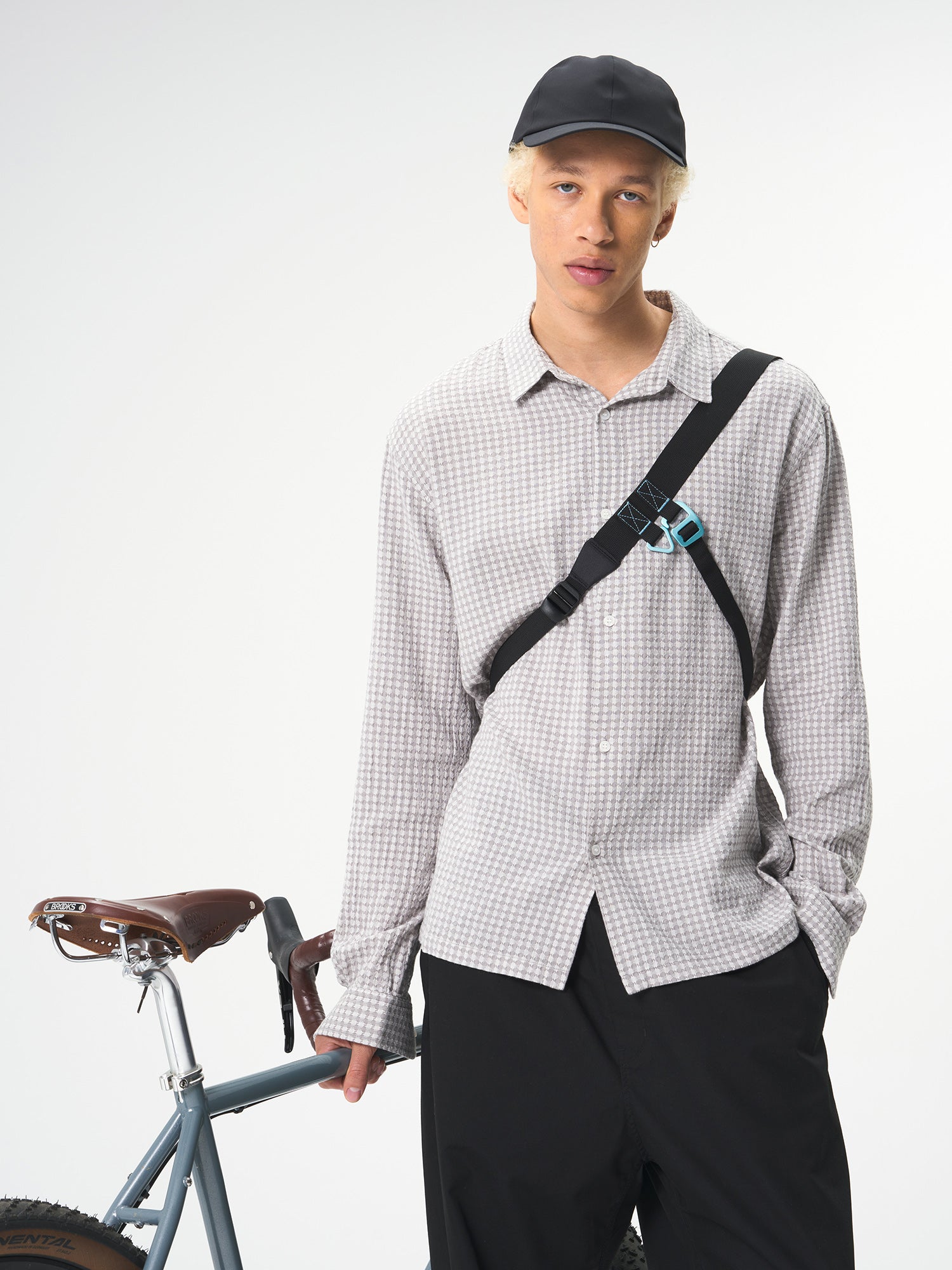 AEVOR-UT-Pouch-Utility-Black-model-back