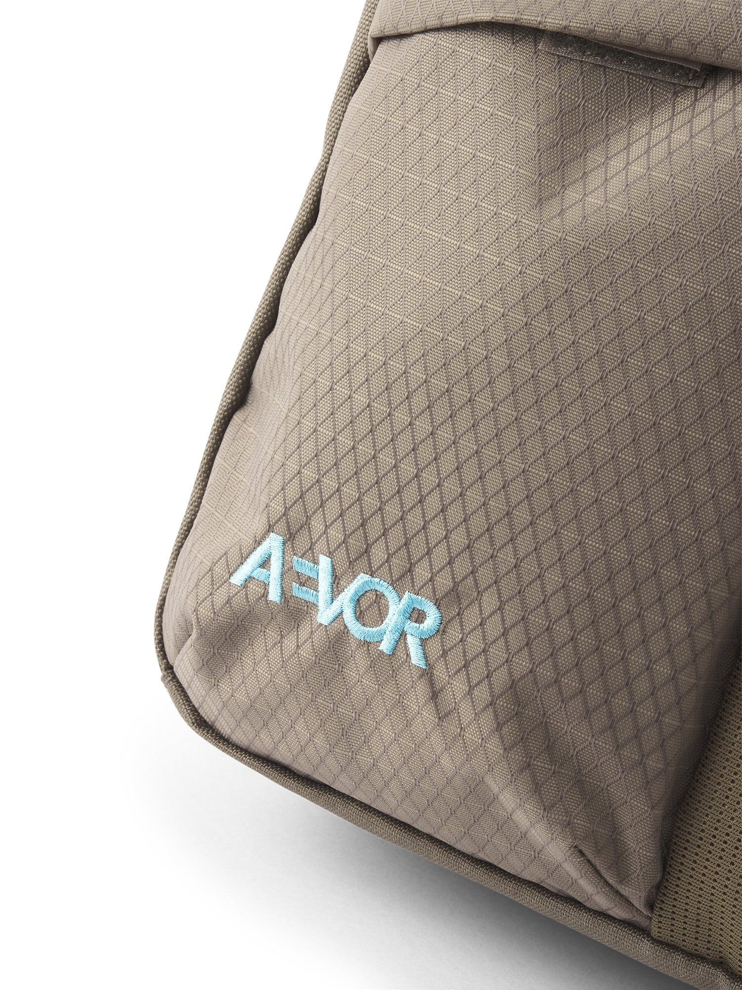 AEVOR-UT-Sacoche-Utility-Coffee-Brown-closeup