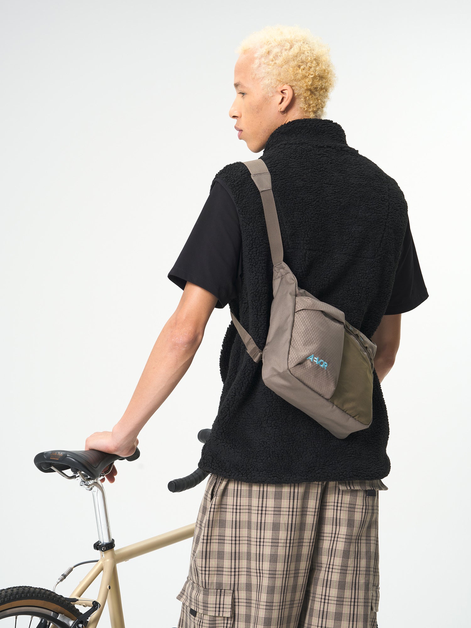 AEVOR-UT-Sacoche-Utility-Coffee-Brown-model-front