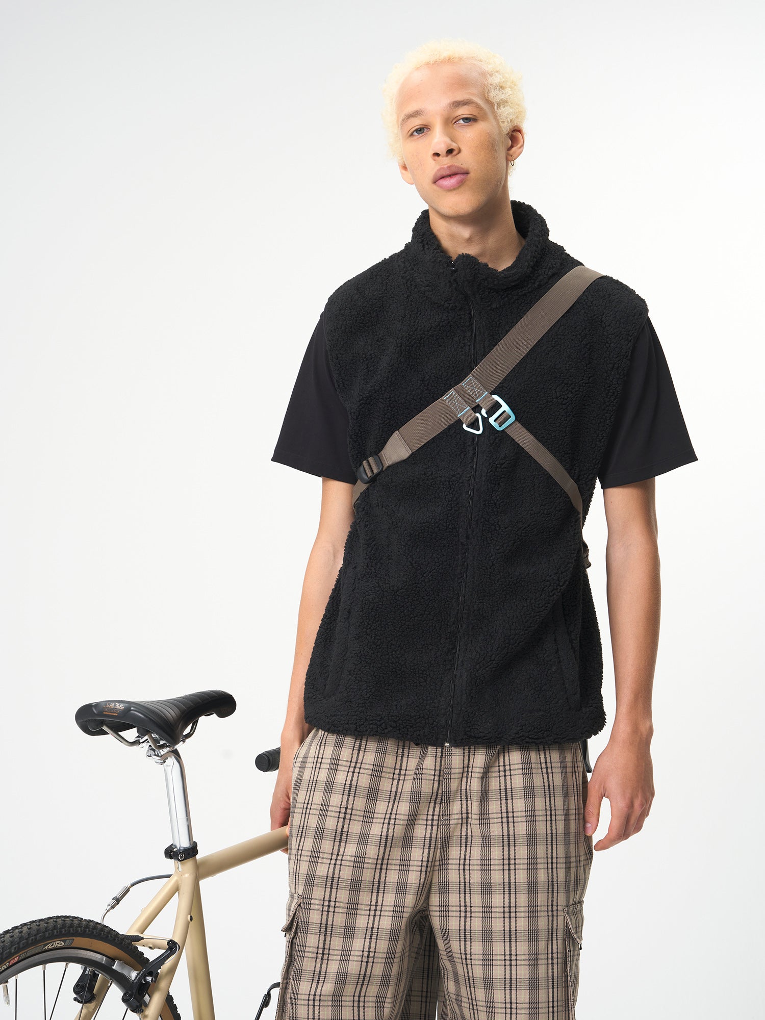AEVOR-UT-Sacoche-Utility-Coffee-Brown-model-back