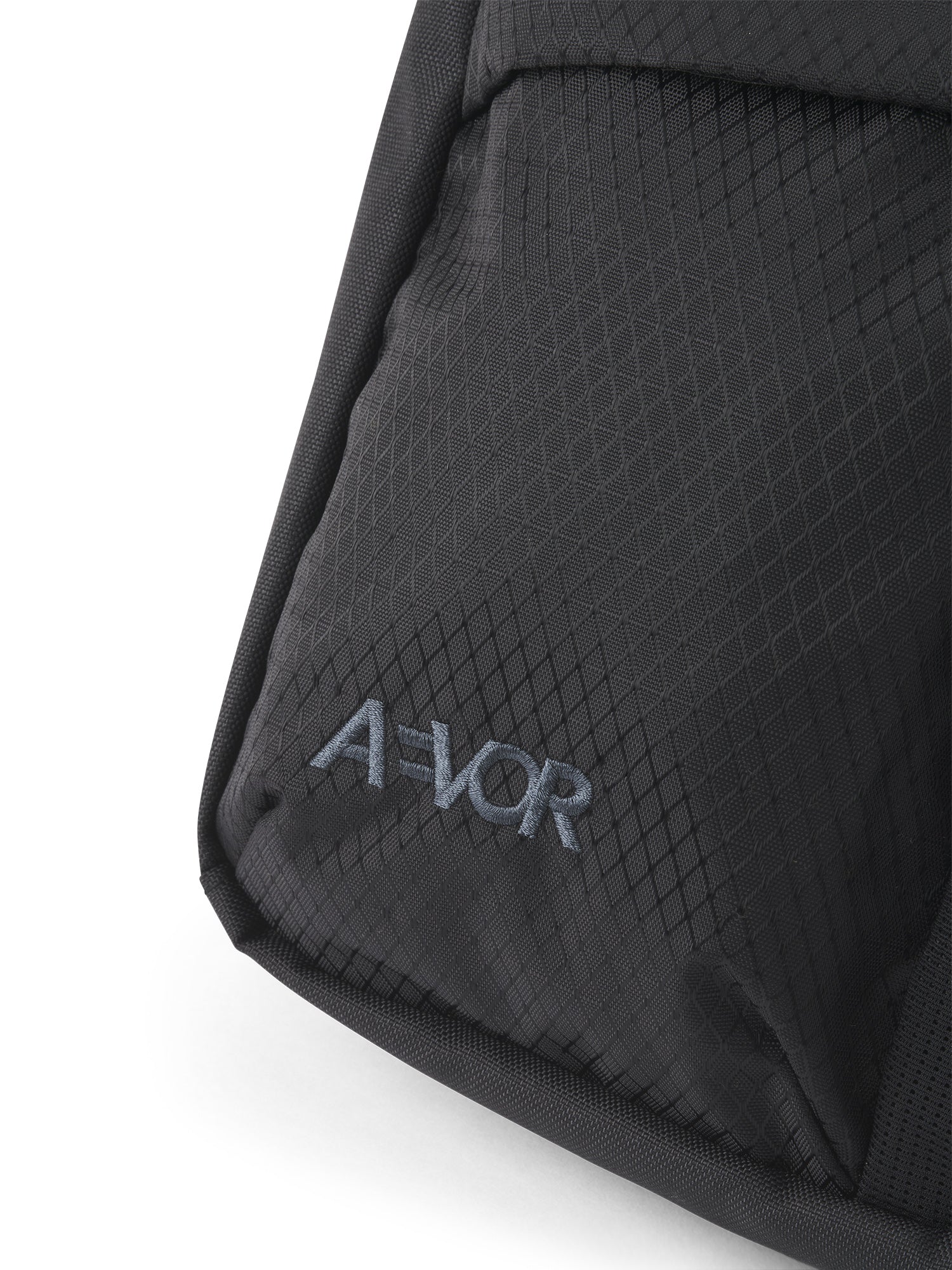 AEVOR-UT-Sacoche-Utility-Black-closeup