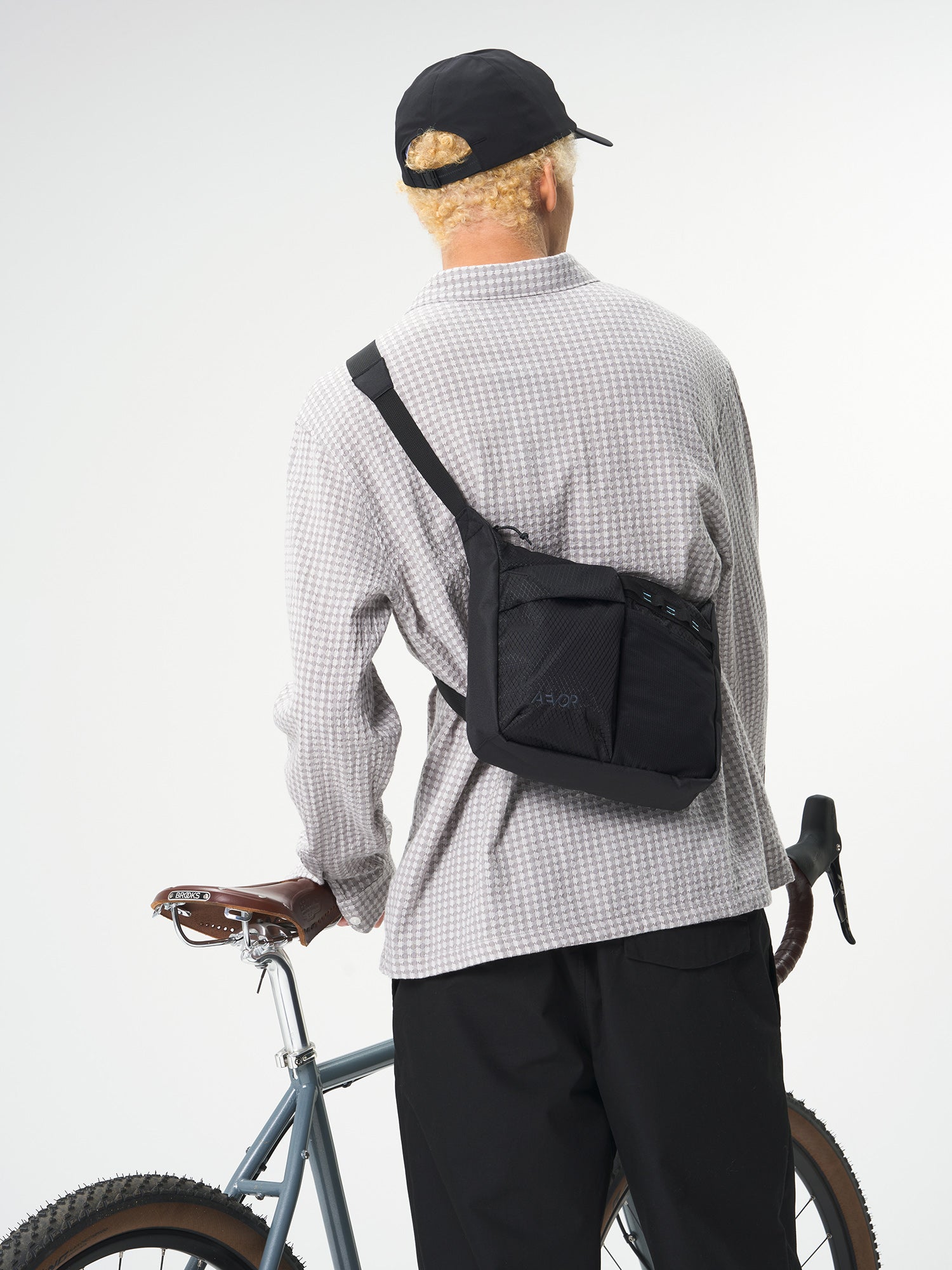 AEVOR-UT-Sacoche-Utility-Black-model-front