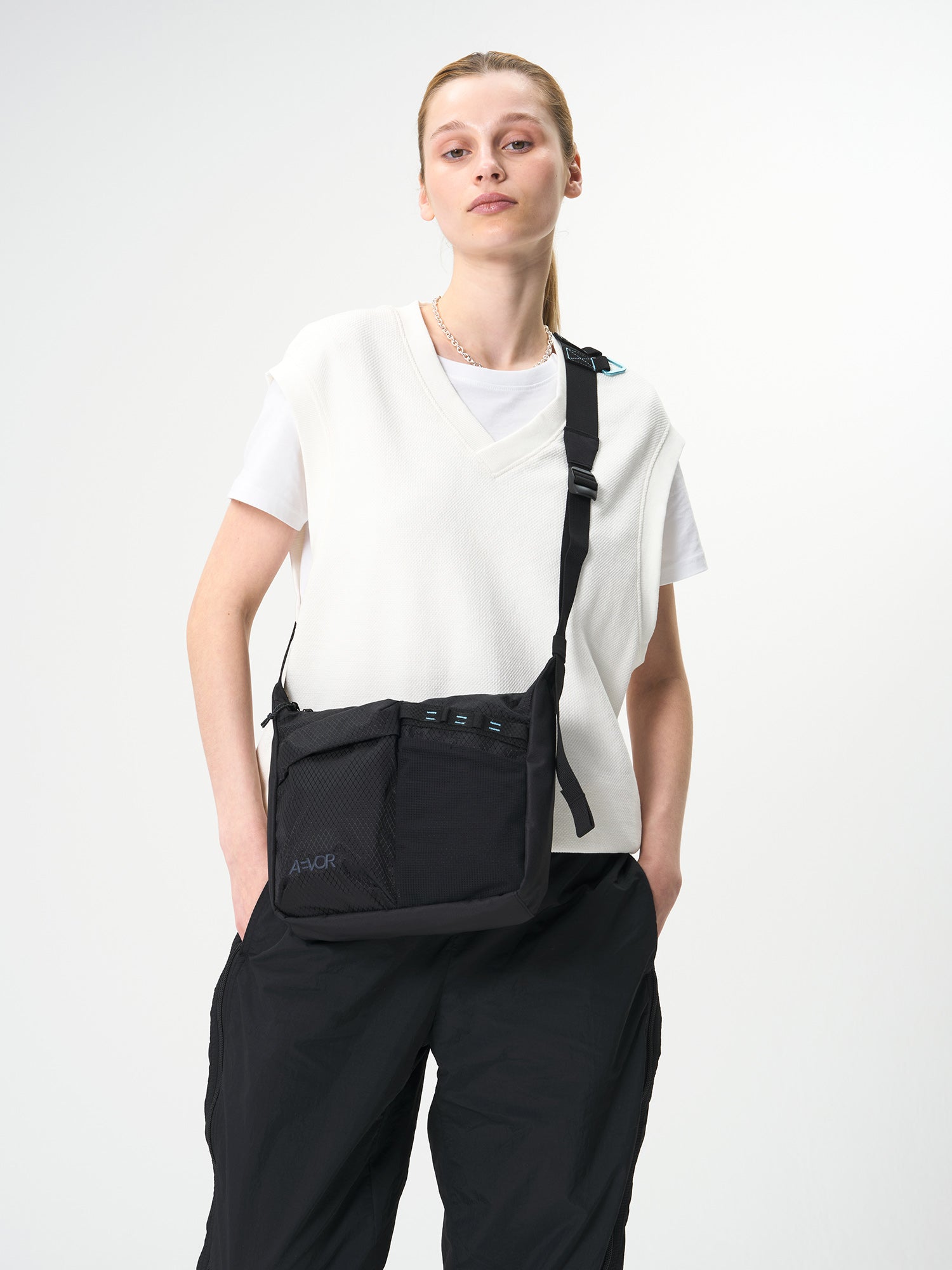 AEVOR-UT-Sacoche-Utility-Black-model-front