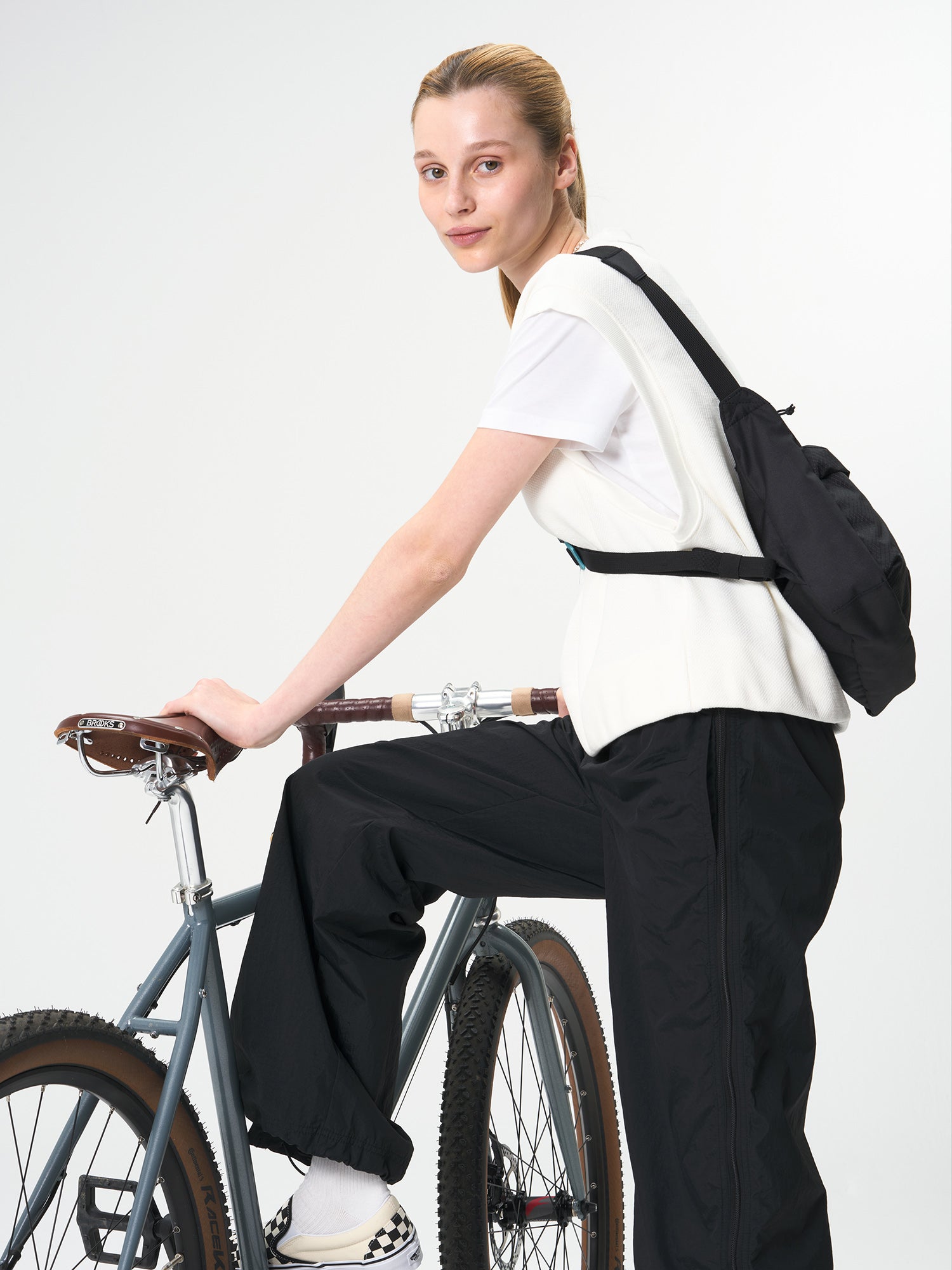AEVOR-UT-Sacoche-Utility-Black-model-side