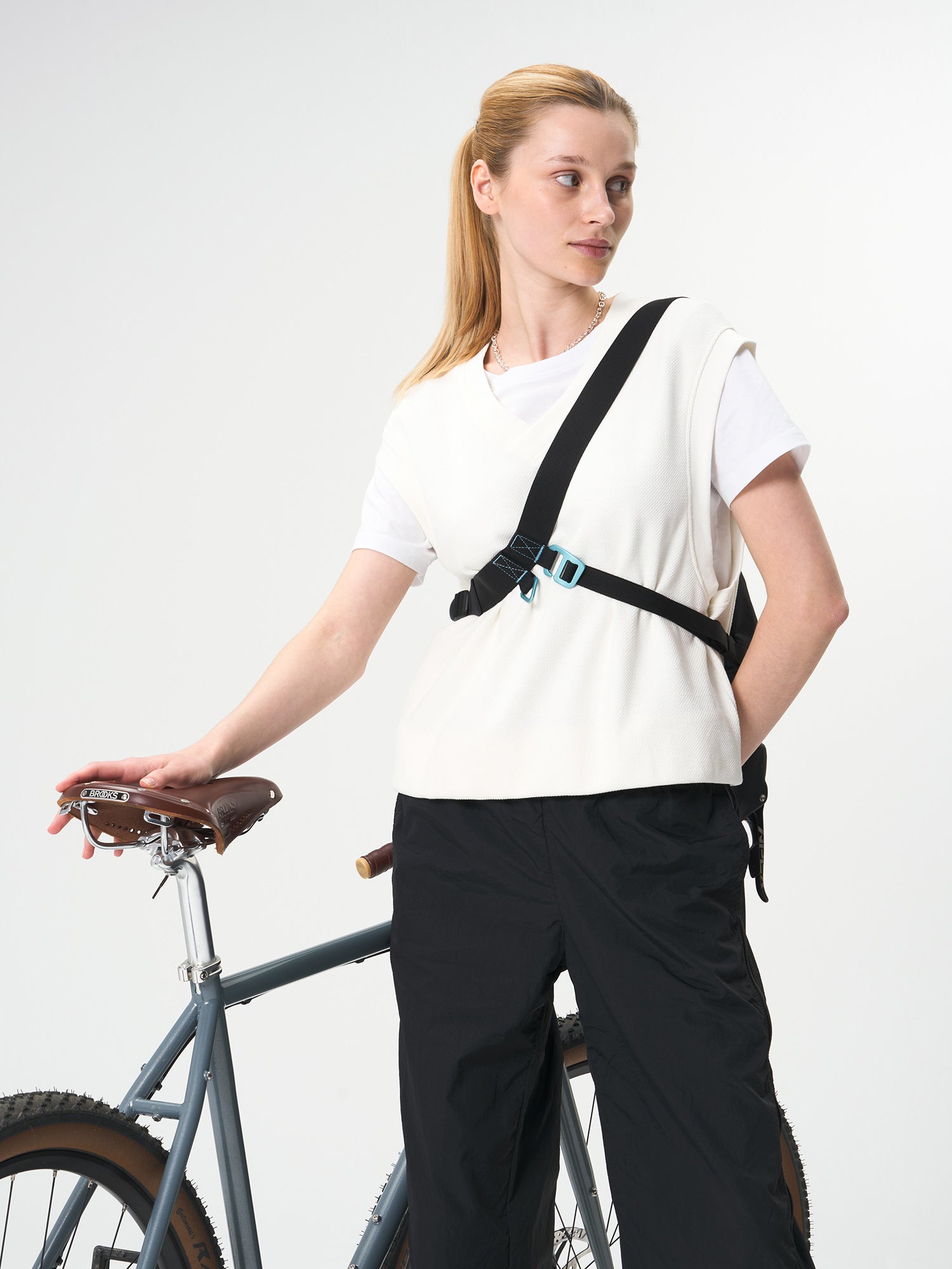 AEVOR-UT-Sacoche-Utility-Black-model-back