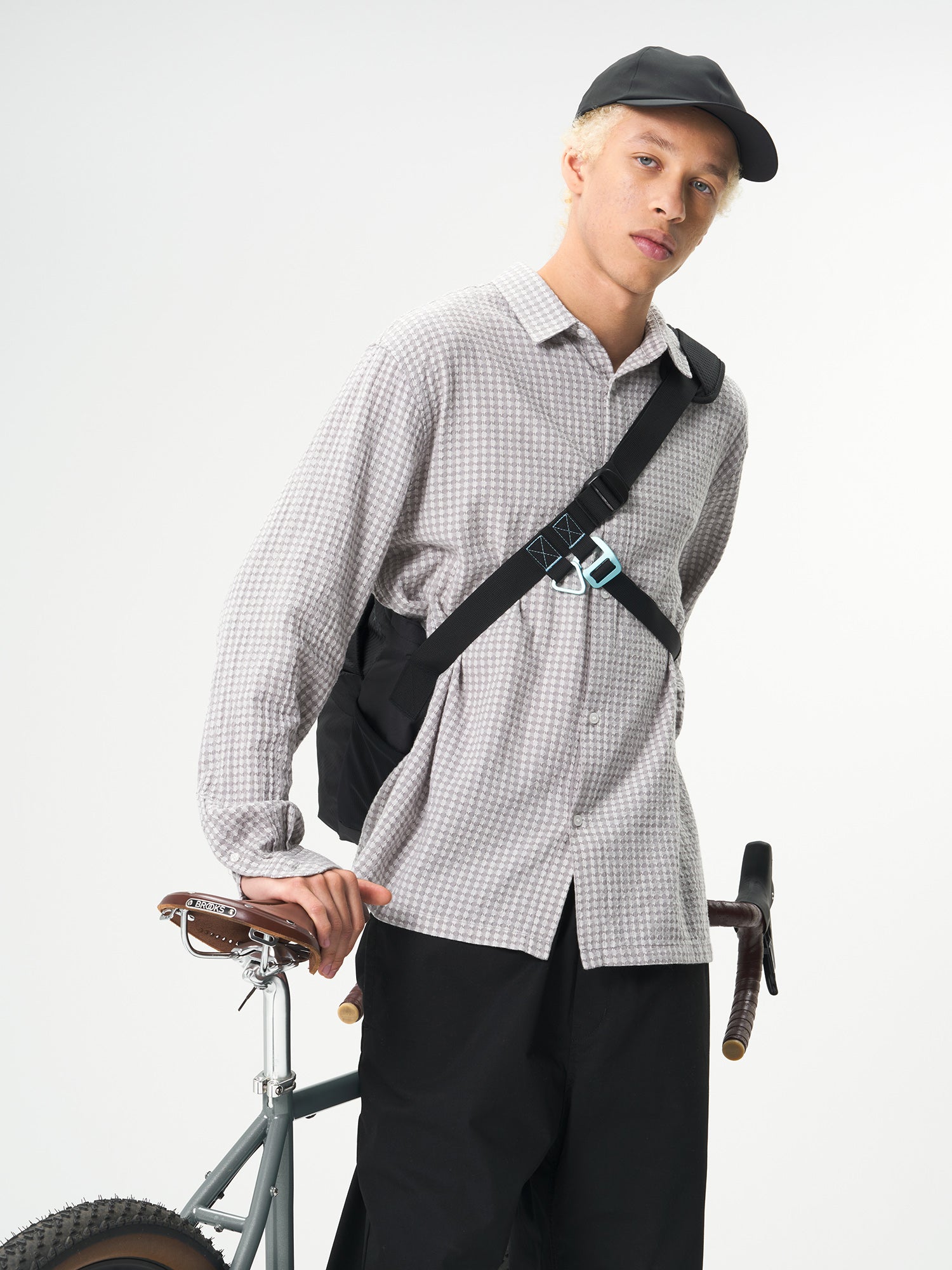 AEVOR-UT-Tote-Utility-Black-modek-back