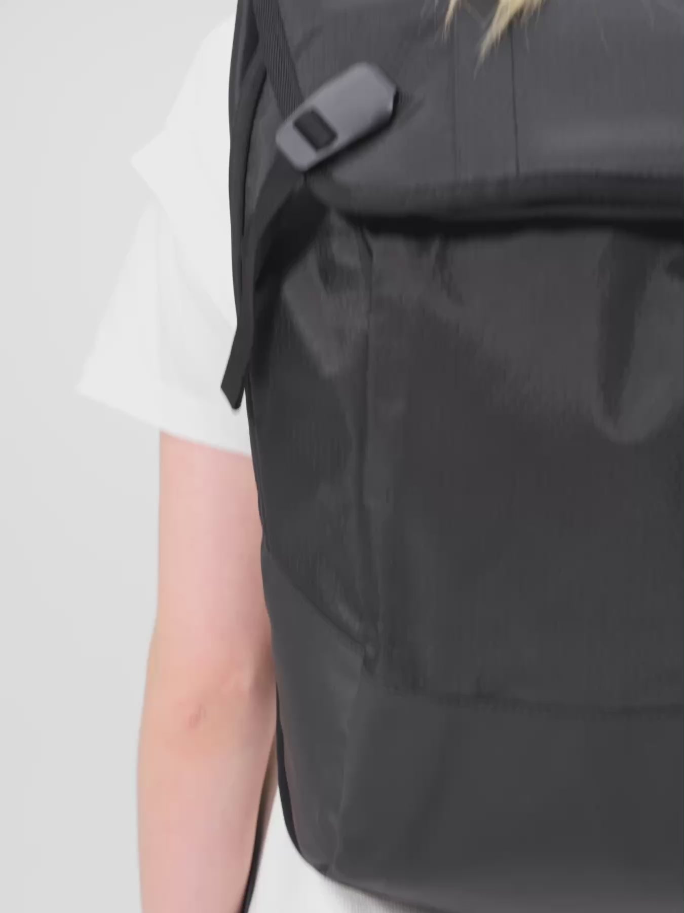 AEVOR-Daypack-Proof-Black-model-video