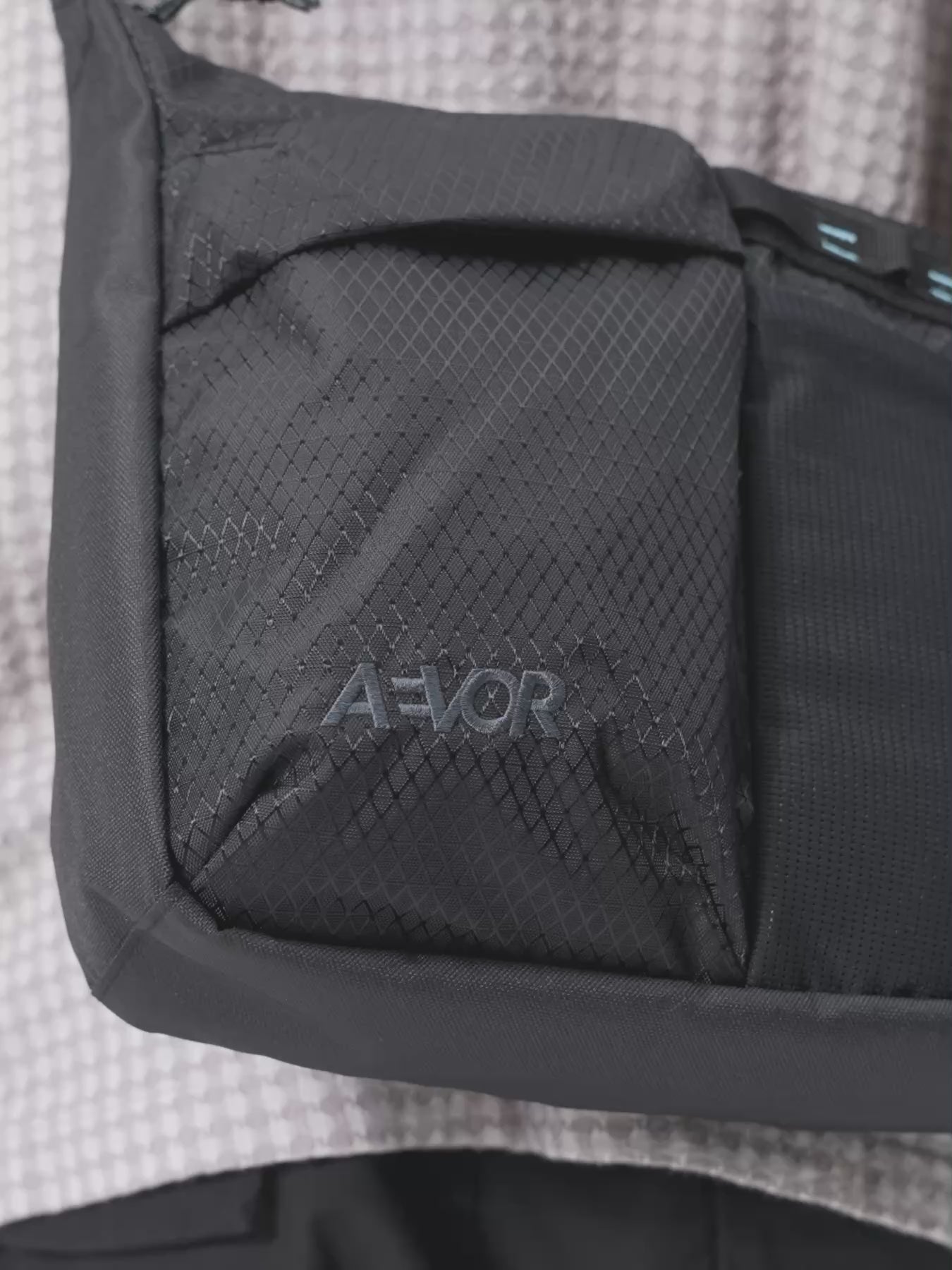 AEVOR-UT-Sacoche-Utility-Black-model-video