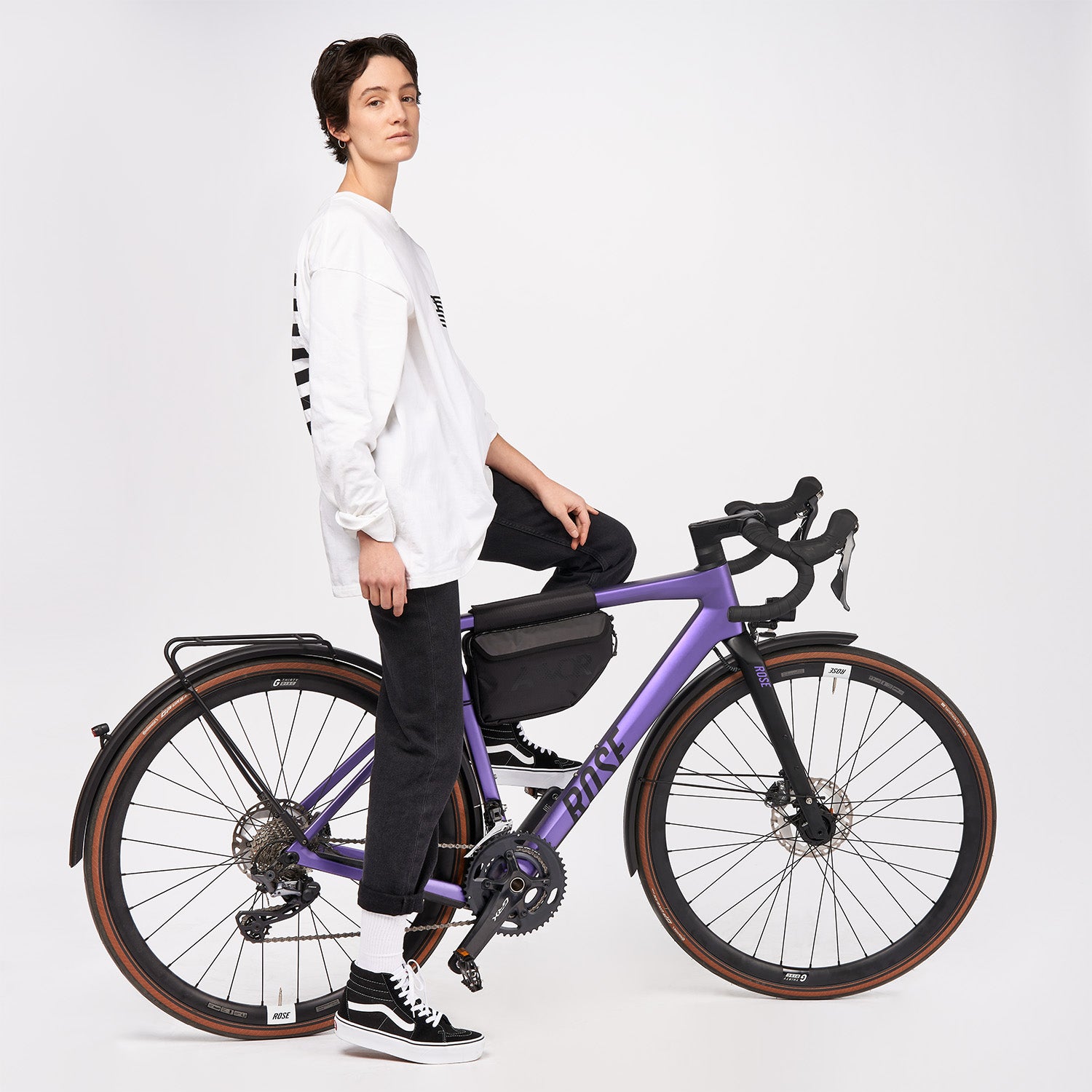AEVOR-Frame-Bag-Medium-Proof-Black-model-bike-front