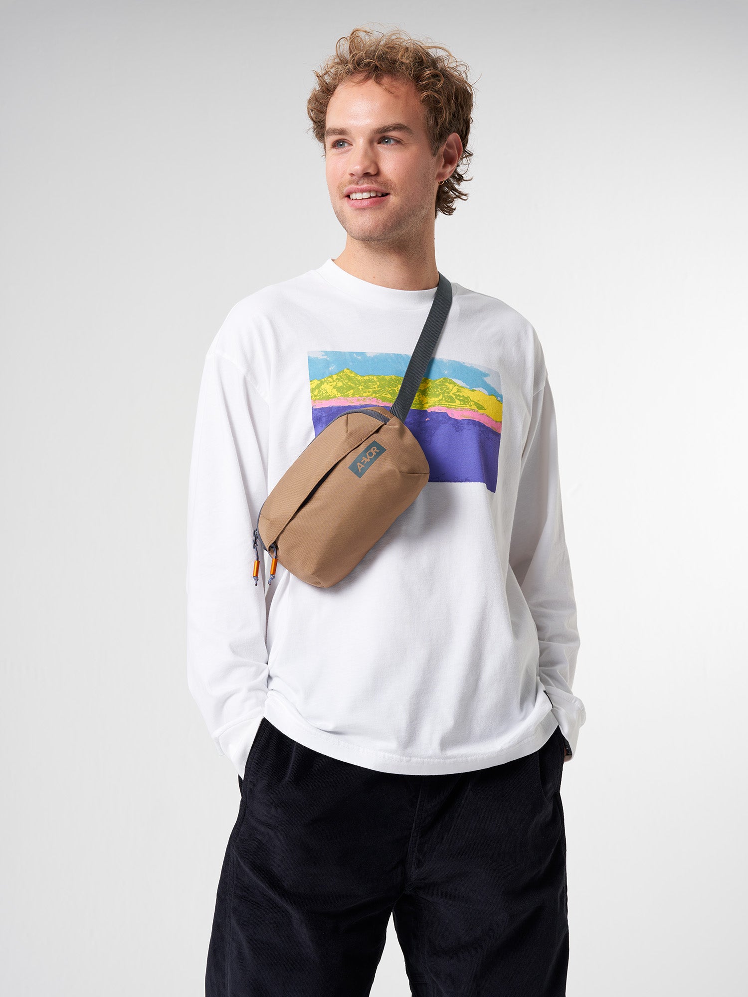 AEVOR-Hip-Bag-Ease-California-Hike-model-front