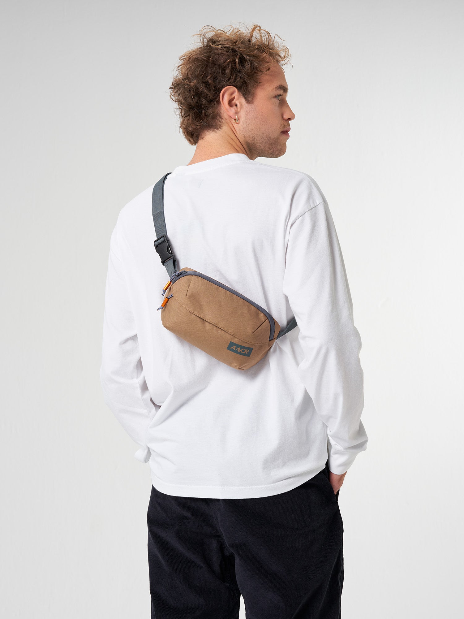 AEVOR-Hip-Bag-Ease-California-Hike-model-front
