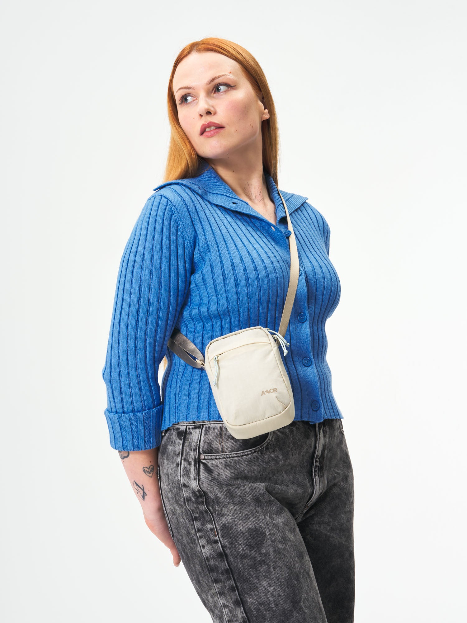 AEVOR-Easy-Ride-Pouch-Off-White-model-female-front