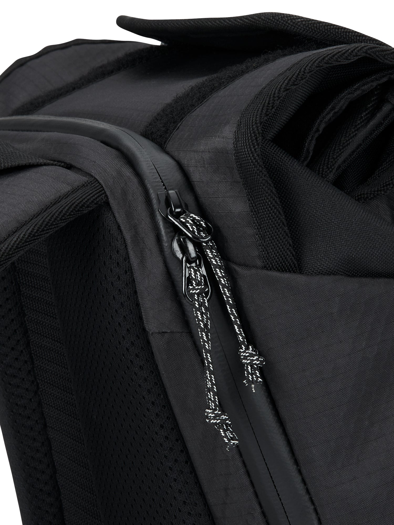 AEVOR-Bike-Pack-Proof-Black-closeup-details
